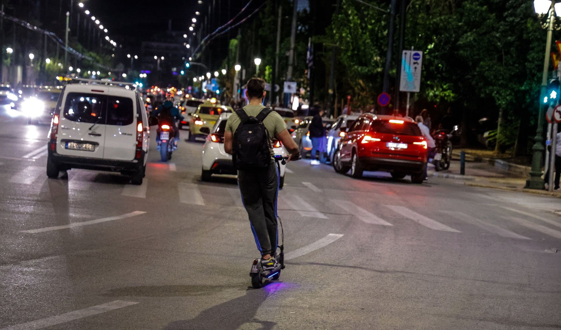 Οδηγούσε πατίνι, μιλούσε στο κινητό και… τράκαρε με μηχανή