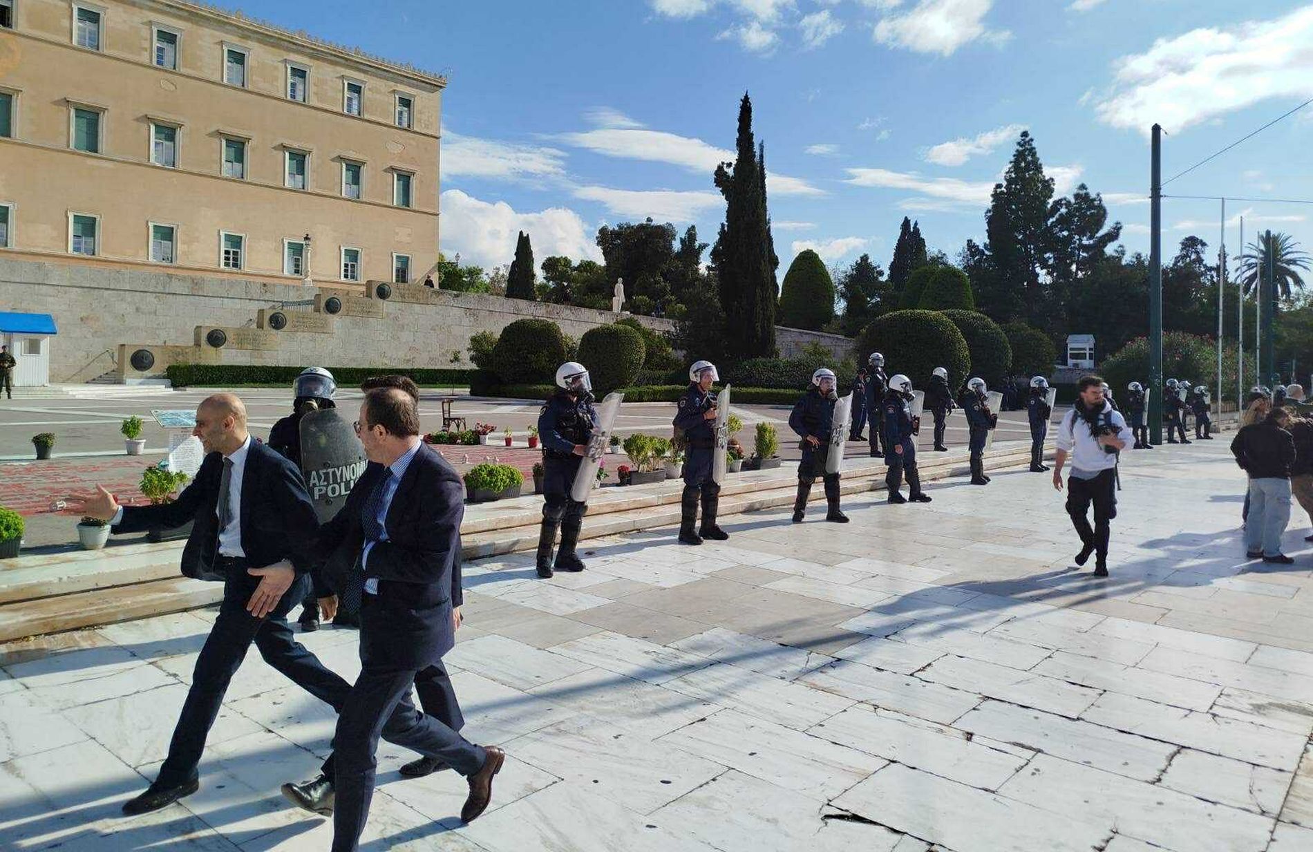 Σύνταγμα, αστυνομία, Μνημείο Αγνώστου Στρατιώτη, ονόματα