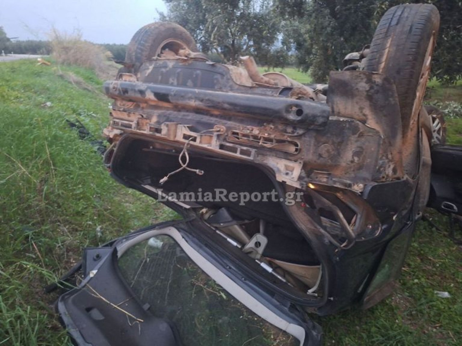 Φθιώτιδα: Νεκροί δύο νεαροί σε αυτοκίνητο που «καρφώθηκε» σε ελιά