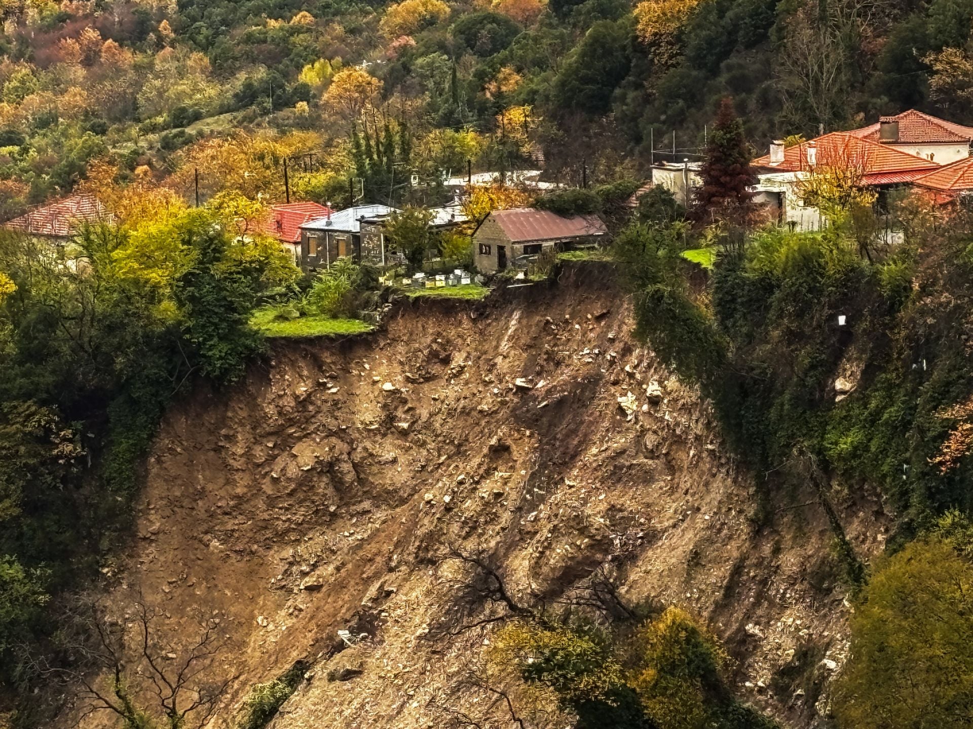 Τζουμέρκα: Μεγάλη κατολίσθηση στα Άγναντα – Σπίτια στο χείλος του γκρεμού