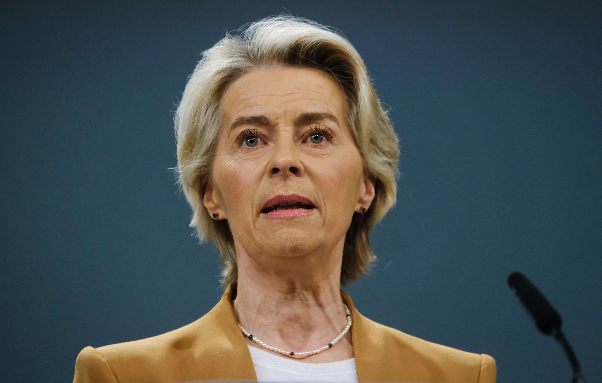 Πισώπλατα μαχαιρώματα από την Ούρσουλα στην Ελλάδα