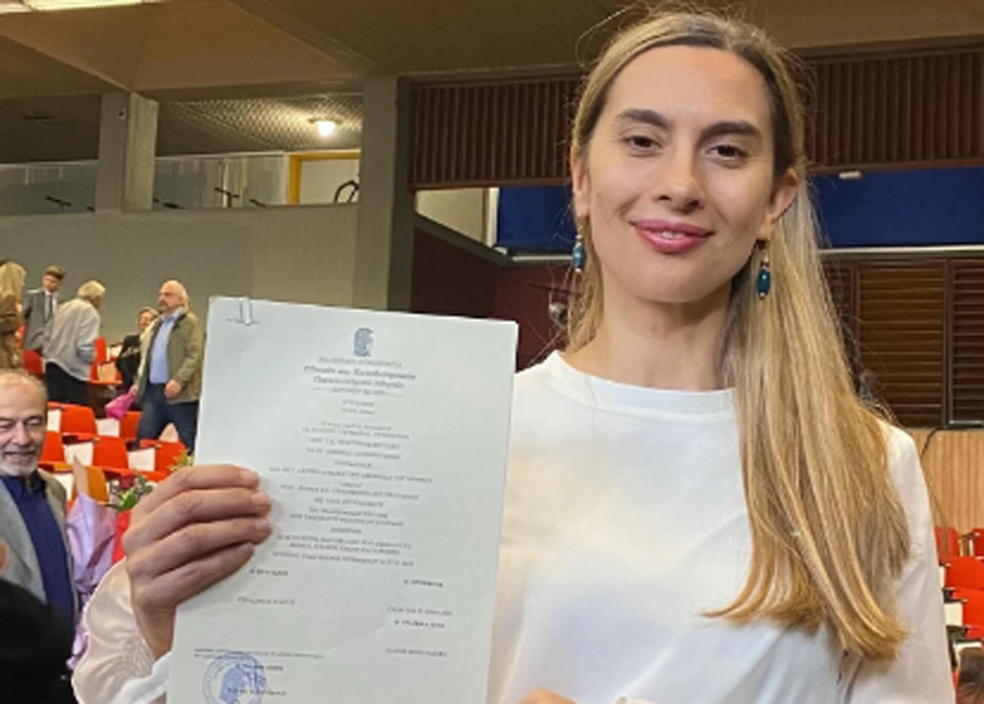 Ποτέ δεν είναι αργά: Η Βίκυ Βολιώτη πήρε το πτυχίο της