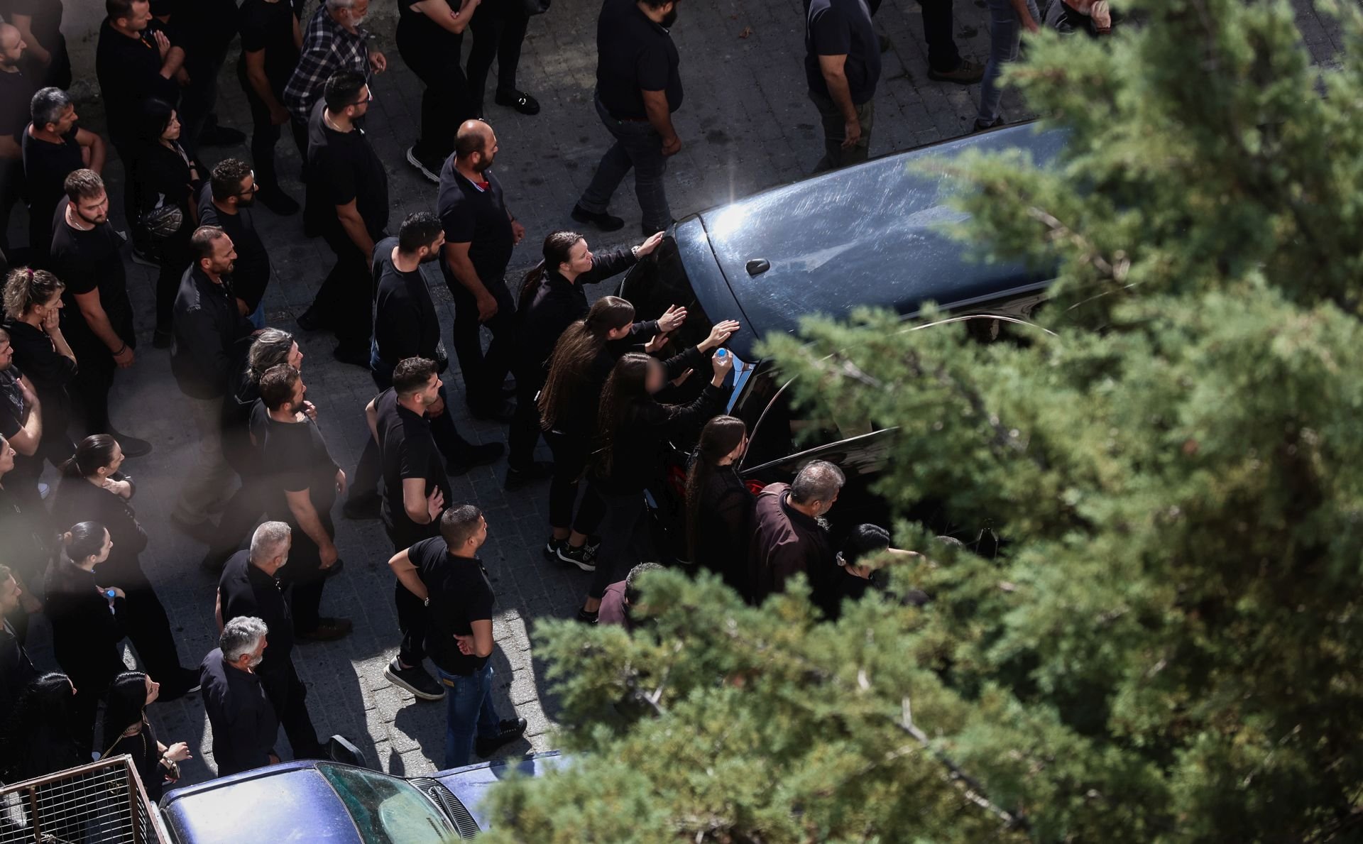 «Σ’ αγαπώ, μ’ ακούς;»: Ανατριχιάζουν οι κραυγές της γυναίκας του 39χρονου στην κηδεία