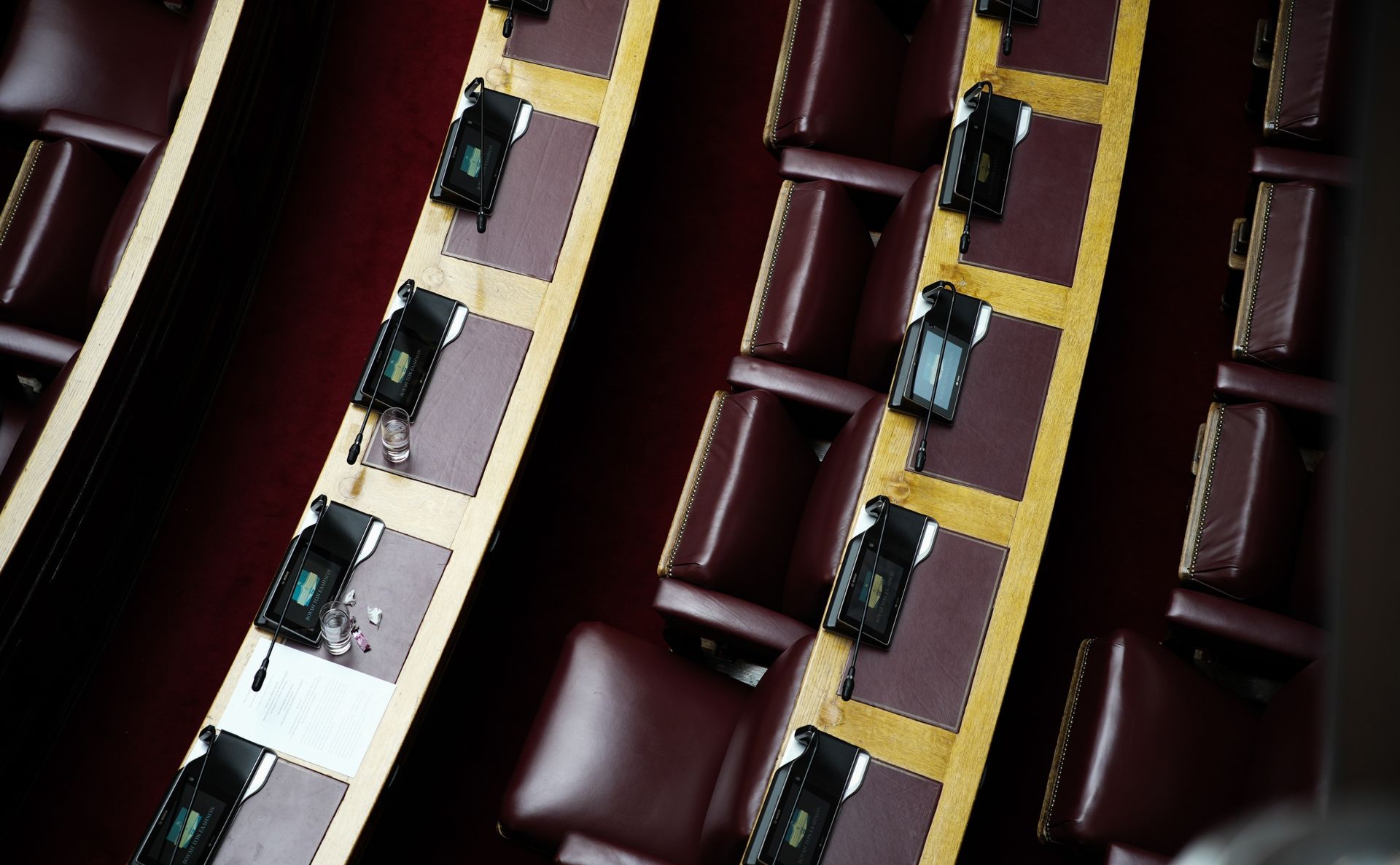 Βουλή: Απογοήτευση με το προφίλ του «τυπικού» βουλευτή