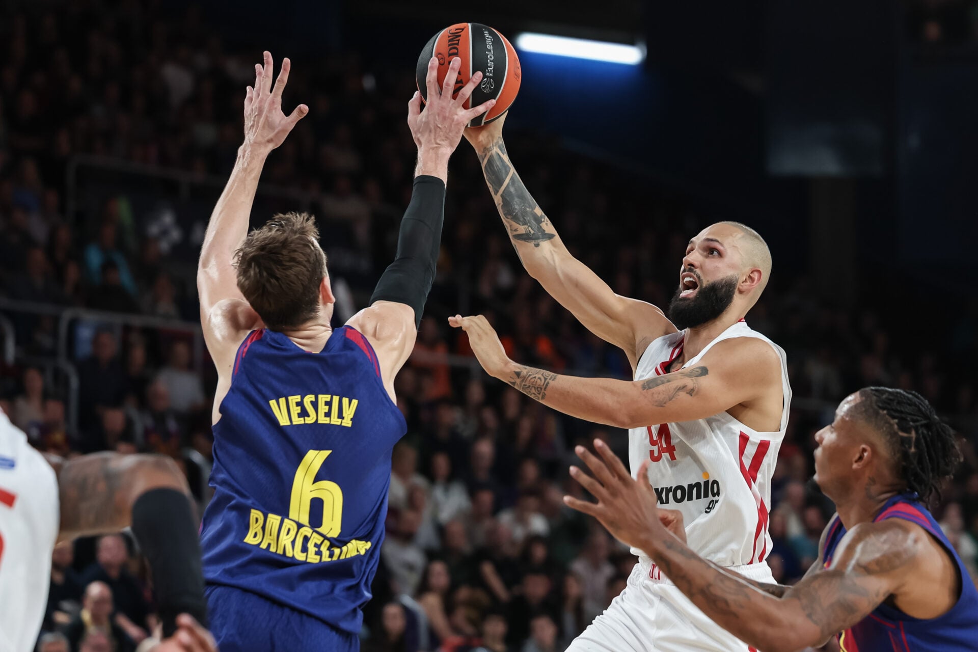 Κατάρρευση Ολυμπιακού στην γ’ περίοδο, εύκολη νίκη για την Μπαρτσελόνα 98-85