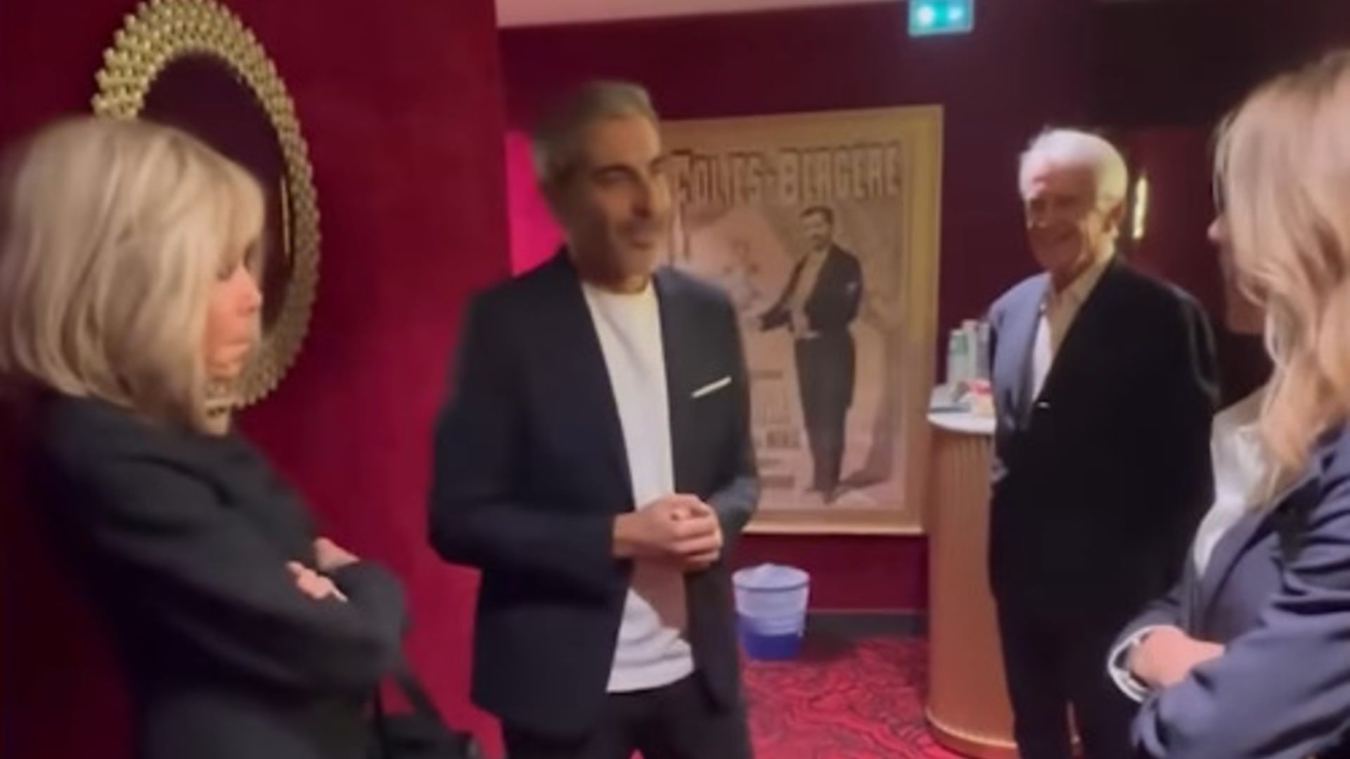 Μπριζίτ Μακρόν: «Σιχαμένες σκύλες» αποκάλεσε τις ακτιβίστριες που διέκοψαν παράσταση