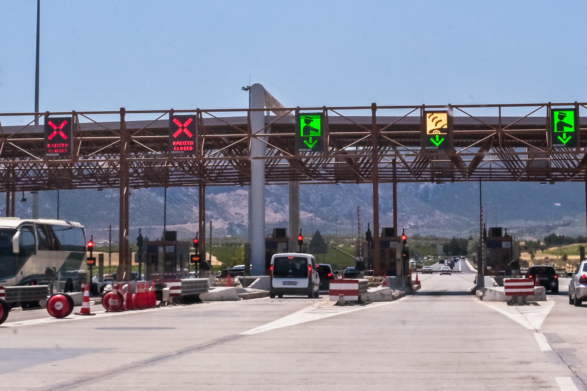 Πονοκέφαλος για τους οδηγούς: Αυξήσεις στα διόδια της «Αττικής Οδού»