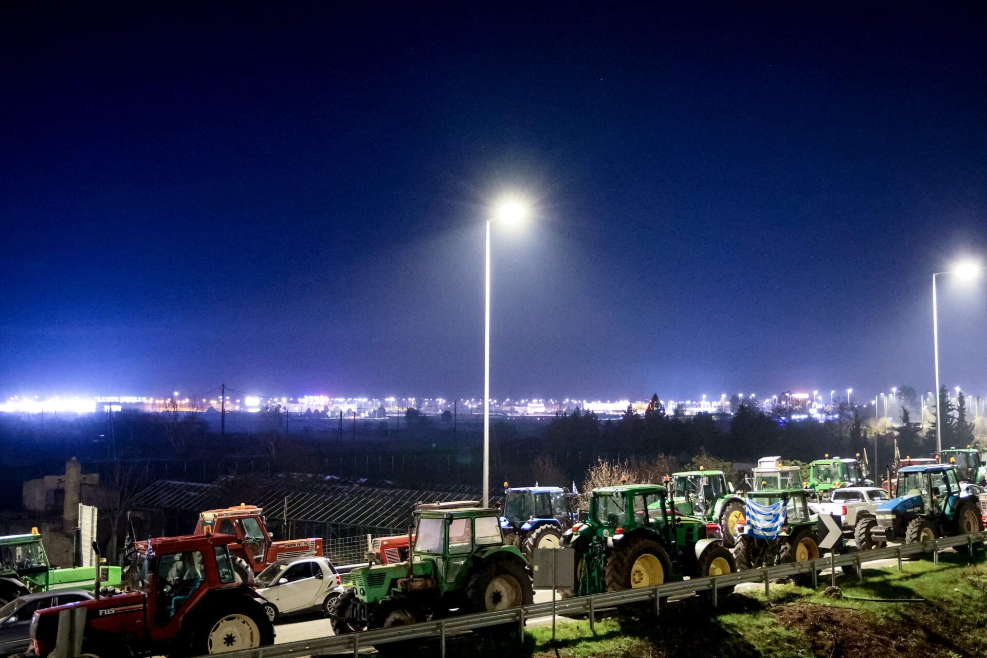 Aγρότες: Έφτασαν στα διόδια Αφιδνών και σήκωσαν τις μπάρες