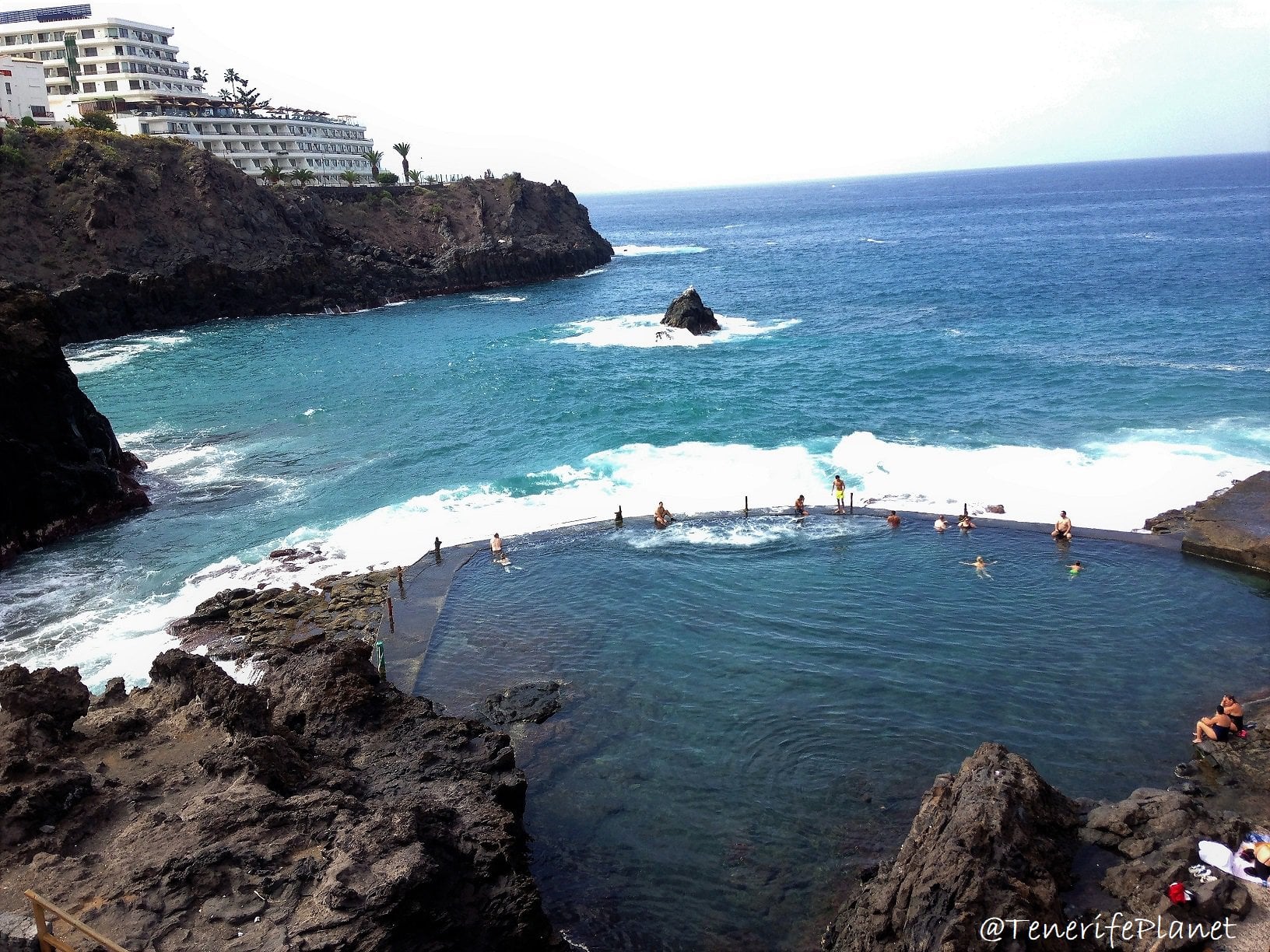 Τραγωδία στην Τενερίφη: 4 τουρίστες έχασαν την ζωή τους από κύμα – Παρασύρθηκαν έξω από την πισίνα
