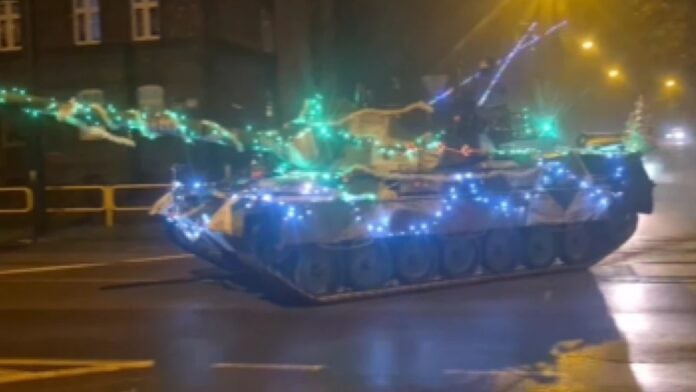 Ένα Leopard στολισμένο με λαμπάκια