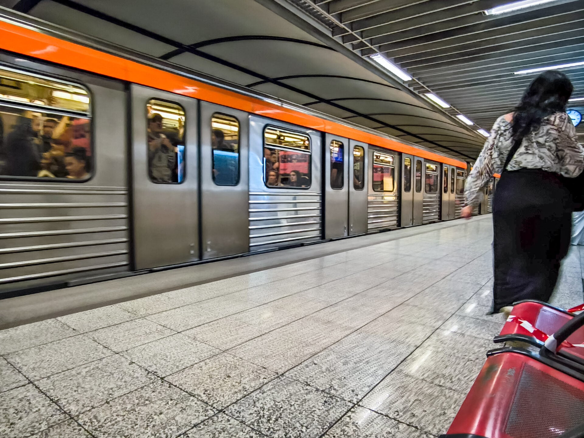 Τρεις σταθμοί του μετρό κατεβάζουν ρολά