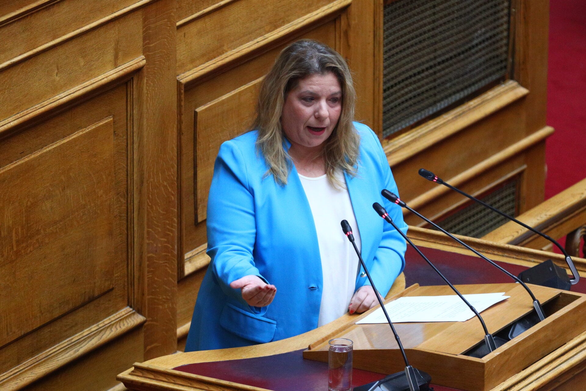 Μια το καλσόν, μια η φωτογραφία με την Καλλιόπη – Πόσο να αντέξει