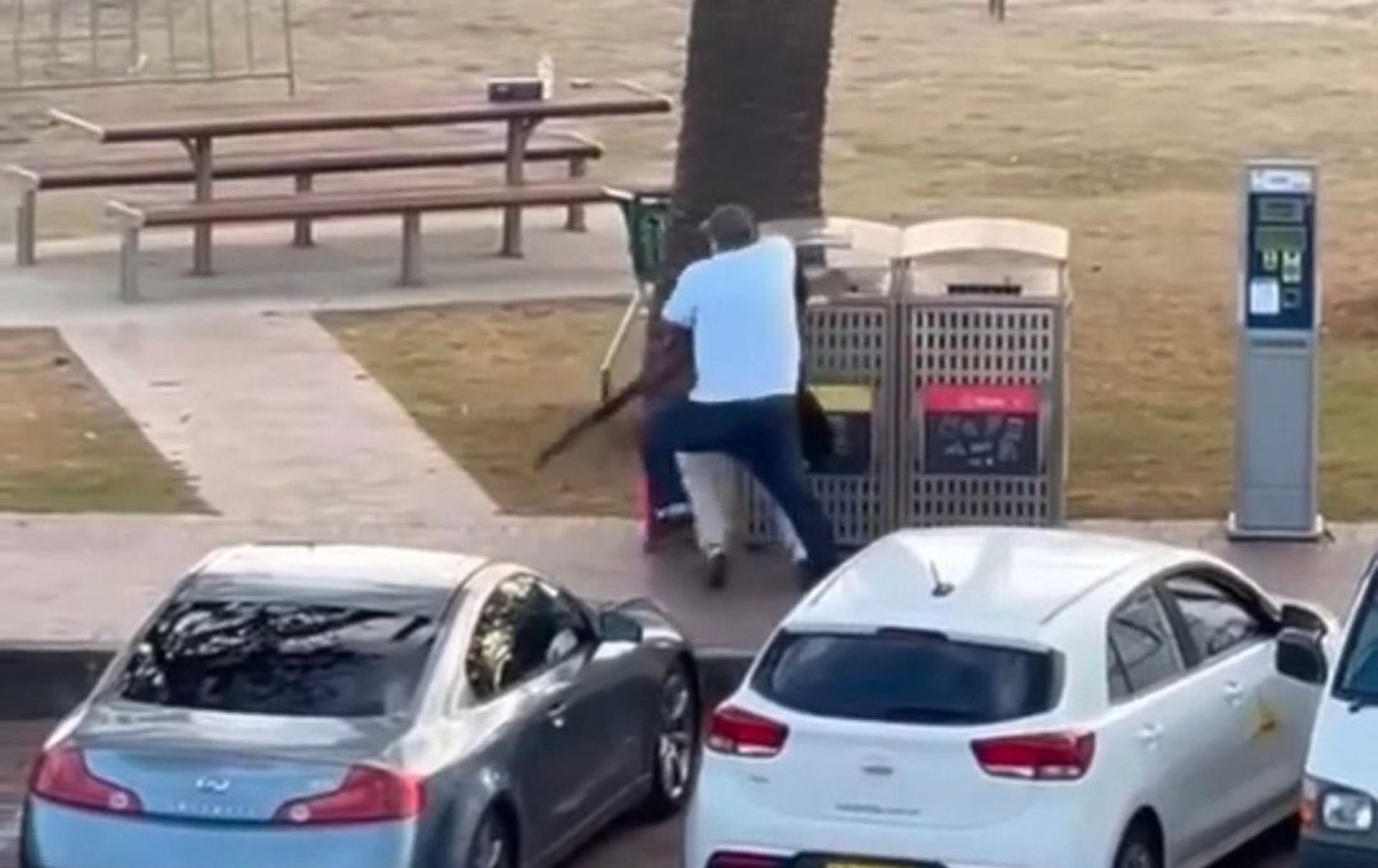 Σίδνεϊ: Η συγκλονιστική στιγμή που πολίτης αφοπλίζει έναν από τους δράστες