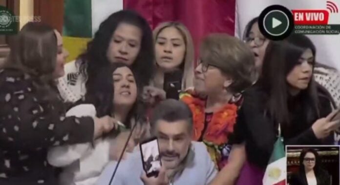 Μεξικό: Μαλλί με μαλλί πιάστηκαν δύο γυναίκες βουλευτές στο κογκρέσο Ξεμάλλιασμα σε ζωντανή σύνδεση