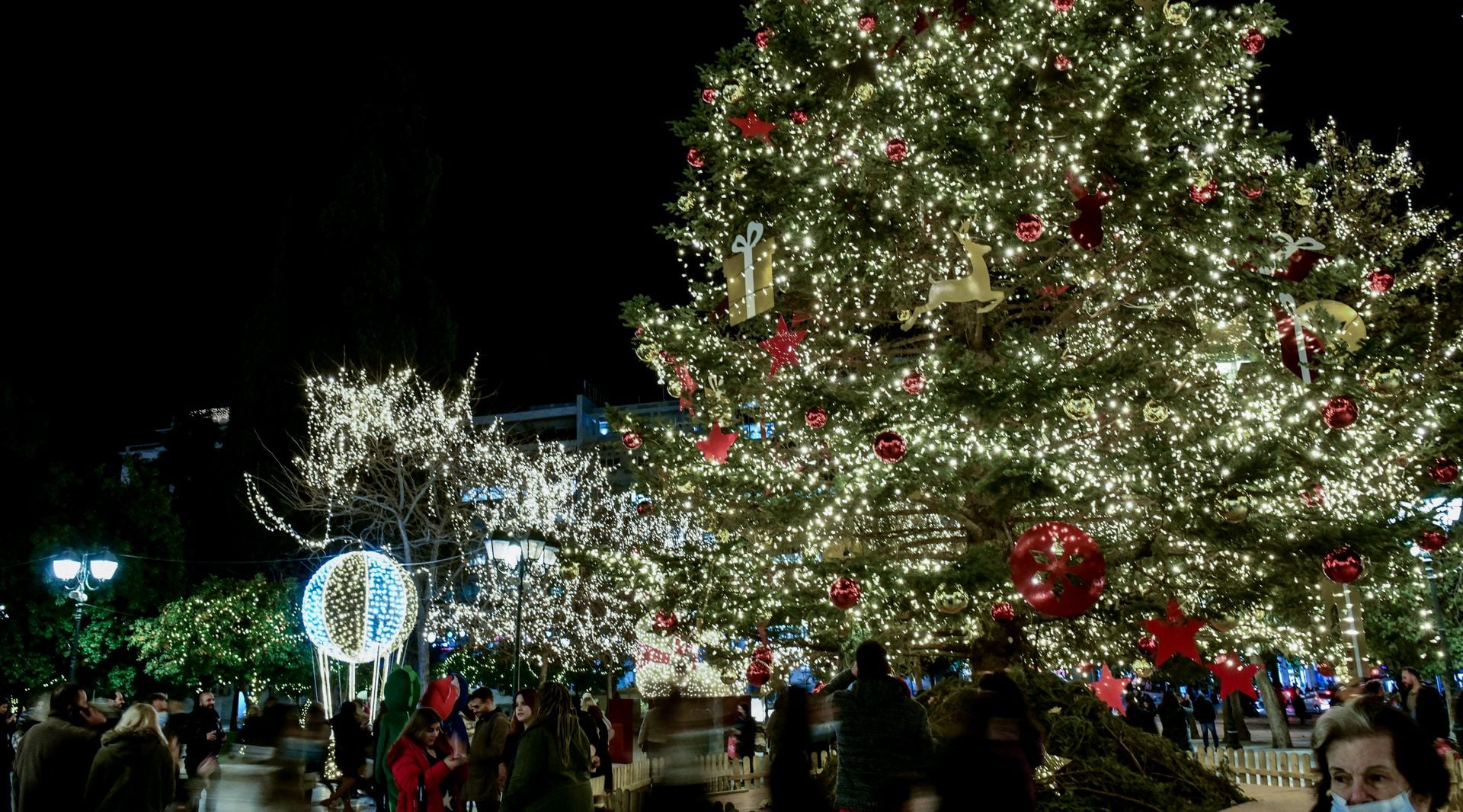 Εορταστικό ωράριο: Ανοιχτά την Κυριακή τα μαγαζιά – Τι γίνεται με τα σούπερ μάρκετ