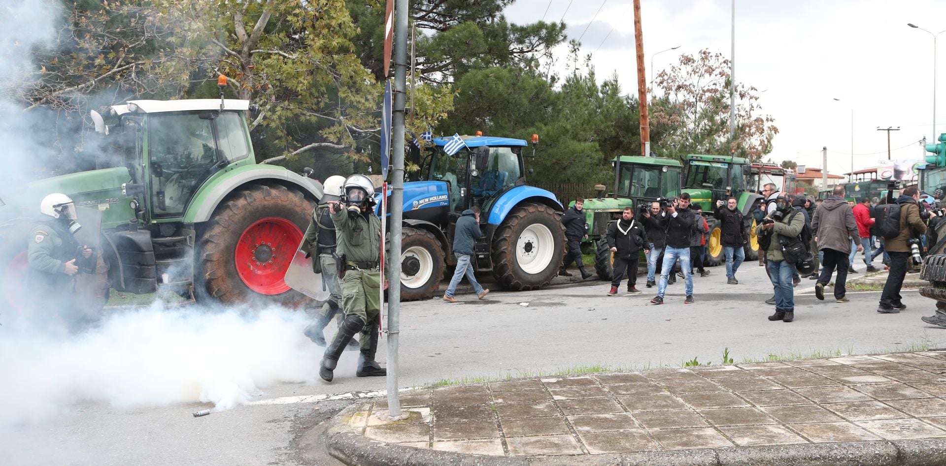 Θεσσαλονίκη: Χημικά ΕΛΑΣ σε αγρότες που ήθελαν να κλείσουν το Αεροδρόμιο