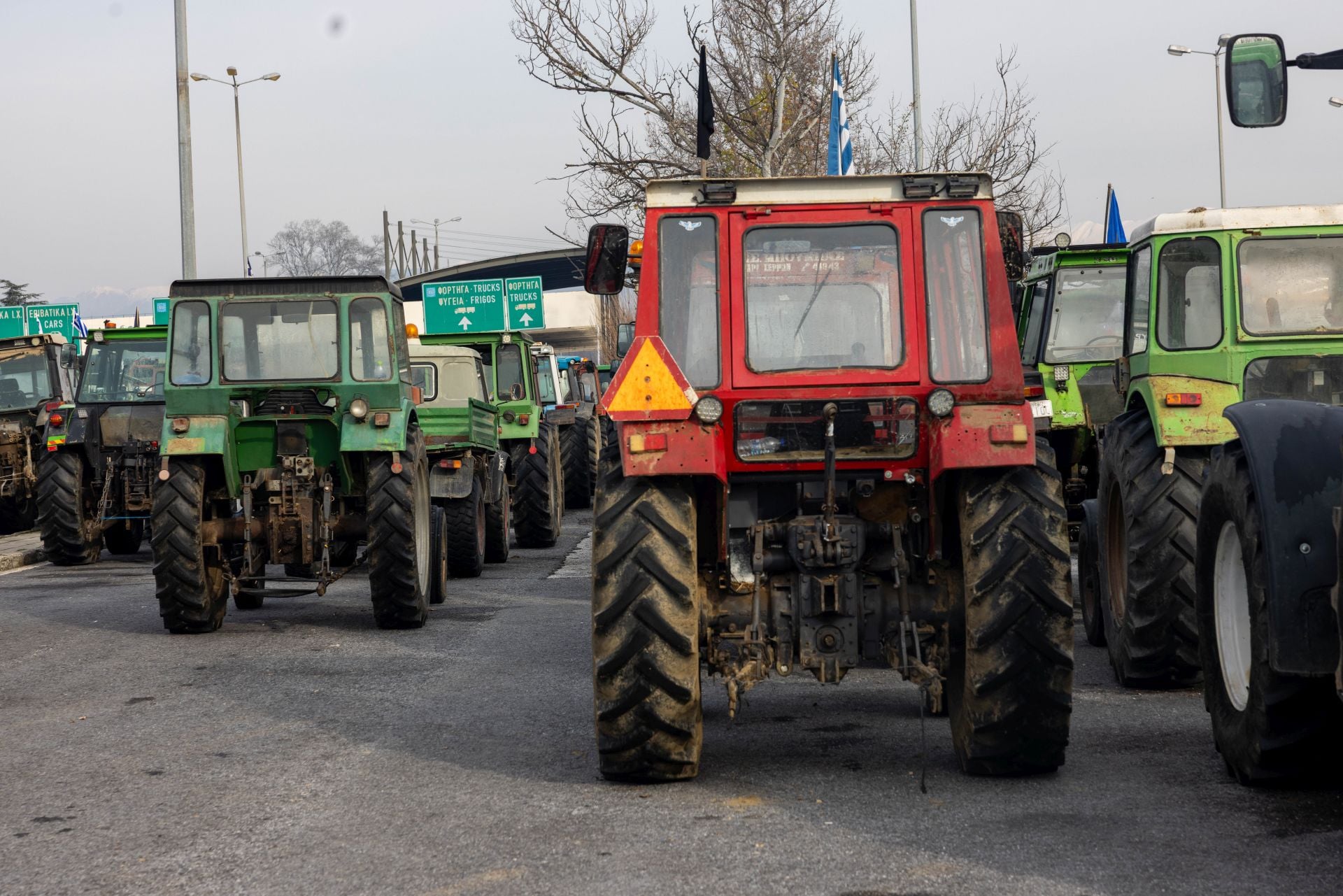 Αγρότες: Κλιμακώνουν την πίεση – Κλείνουν παρακαμπτήριους δρόμους, ανοίγουν διόδια