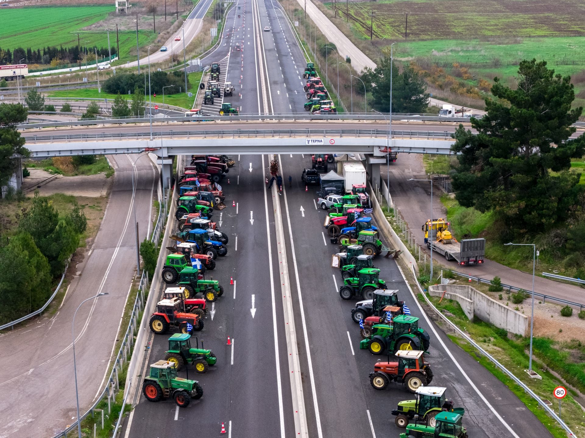 Κορυφώνεται η έξοδος των Χριστουγέννων με τα τρακτέρ στην άκρη των δρόμων