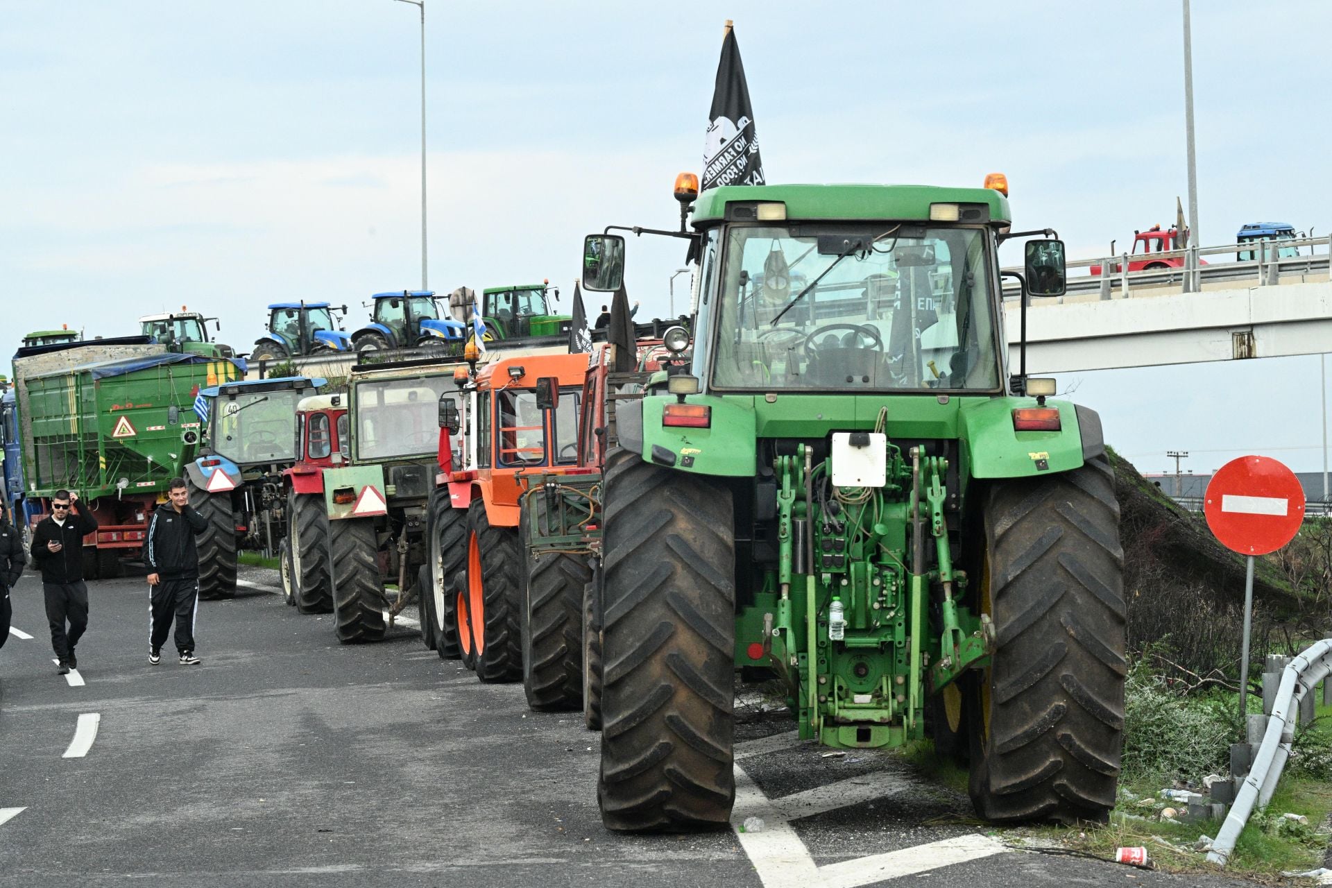 Αγρότες: Πληθαίνουν τα τρακτέρ στα μπλόκα – Επόμενο βήμα οι αποκλεισμοί λιμανιών