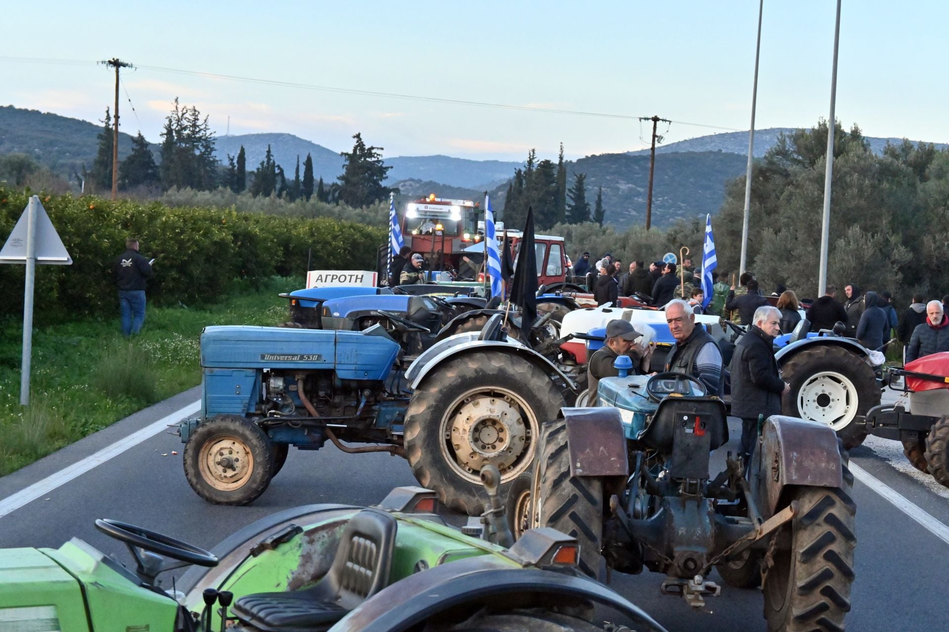 Αγρότες: Επιμένουν στις κινητοποιήσεις,  ανοίγουν τα διόδια για τα Χριστούγεννα – Νέα σύσκεψη σήμερα