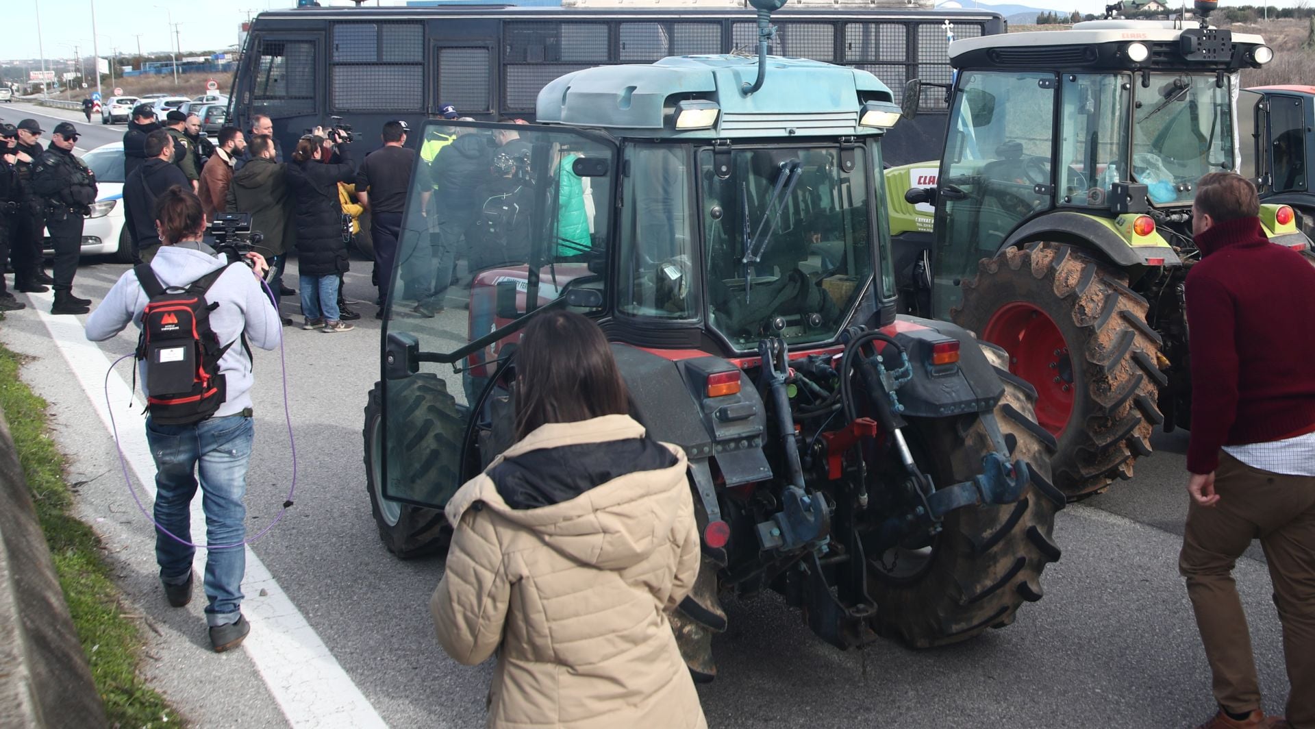 Συνελήφθη αγρότισσα που ανέβαζε βίντεο στο TikTok: «Σαπίστε τους στο ξύλο»