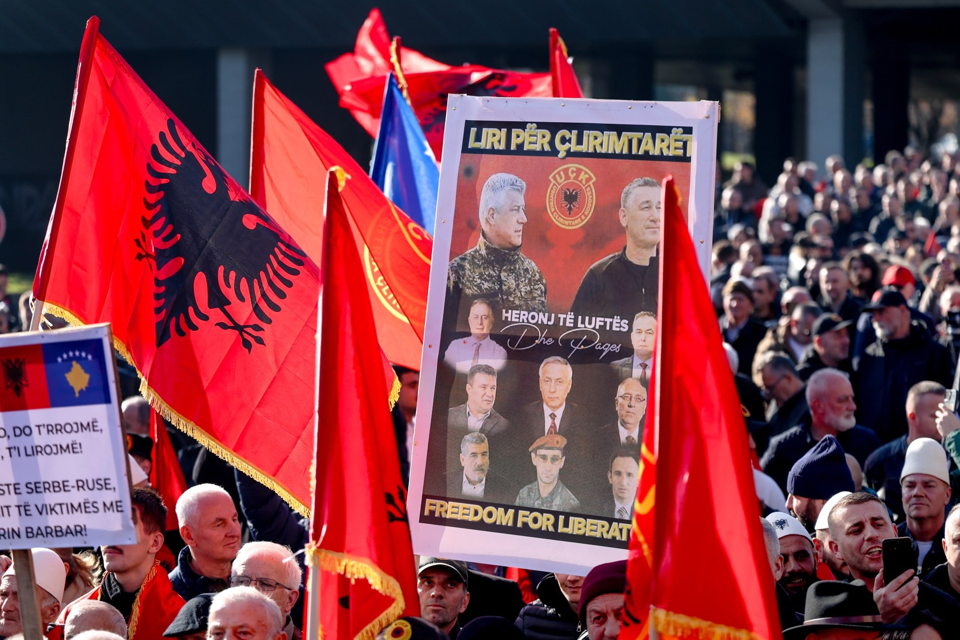 Σκόπια: Χιλιάδες Αλβανοί διαδήλωσαν υπέρ ηγετικών στελεχών του UCK
