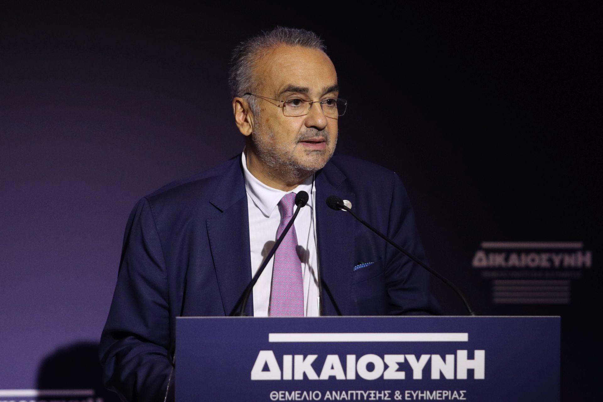 Φήμες περί κυβερνητικής γέφυρας με Βερβεσό