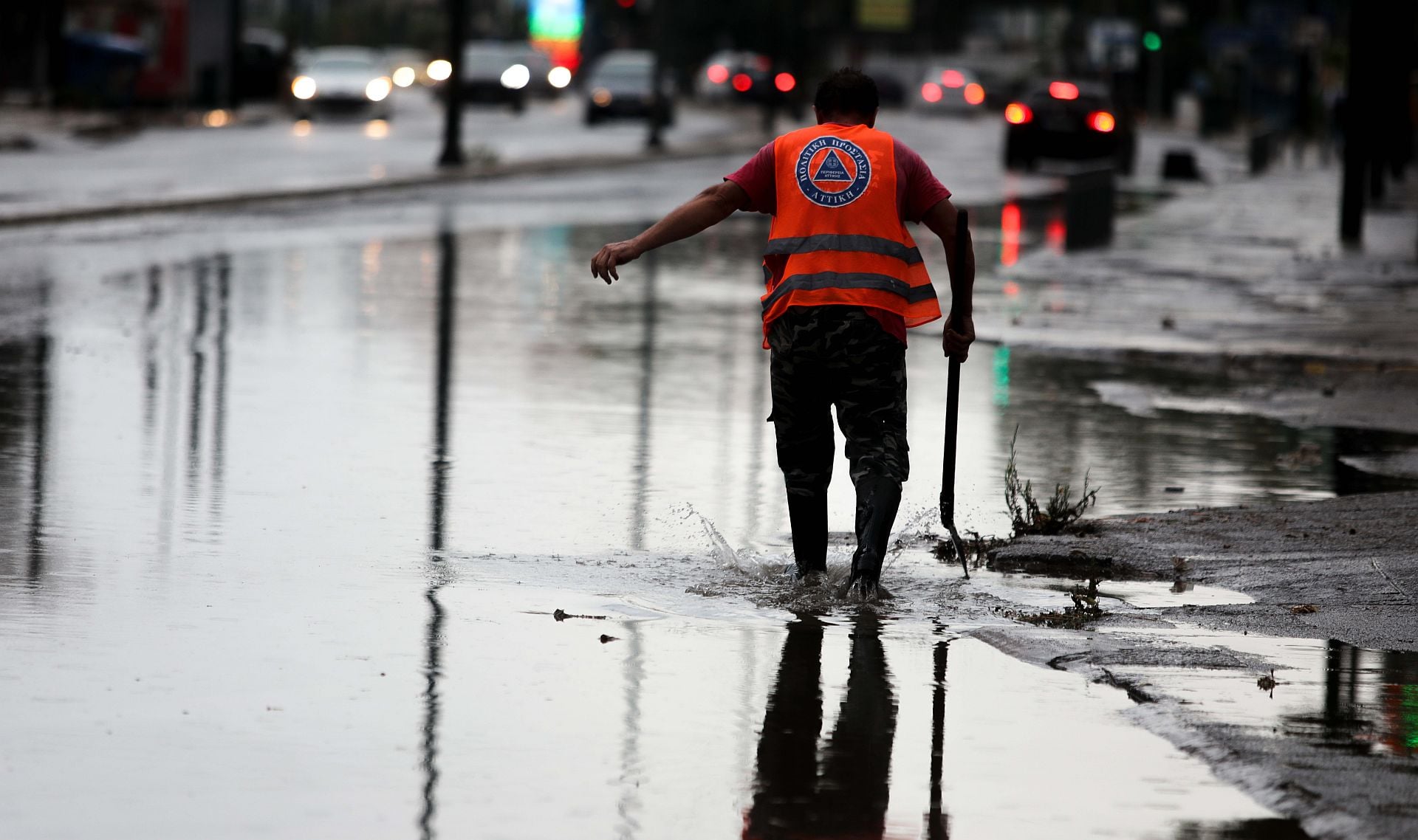 Διακοπή κυκλοφορίας στην Πειραιώς – Δυσκολίες στους δρόμους της Αθήνας λόγω βροχής