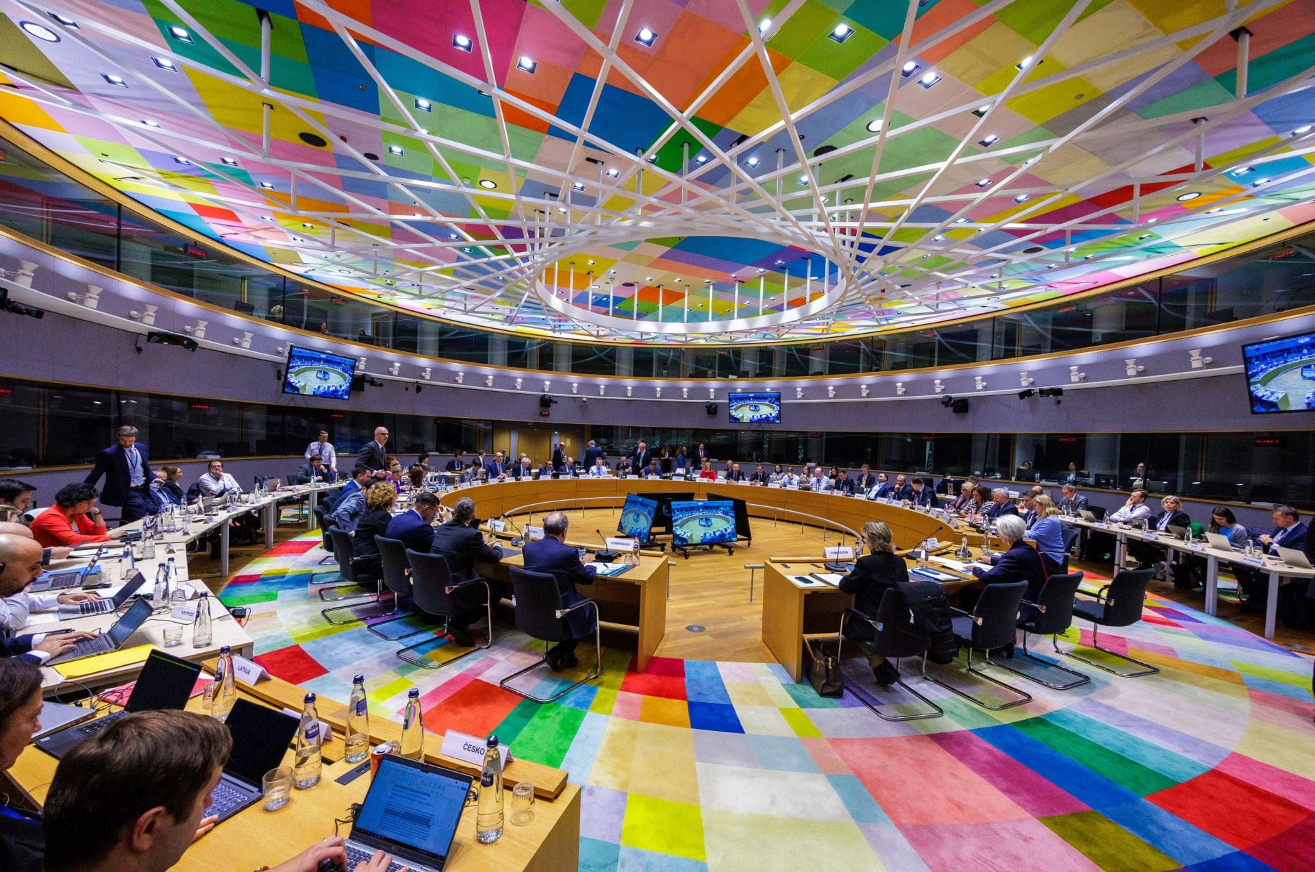 Πιερρακάκης vs Βαν Πέτεγκεμ: Σήμερα η μυστική μάχη για την προεδρία του Eurogroup