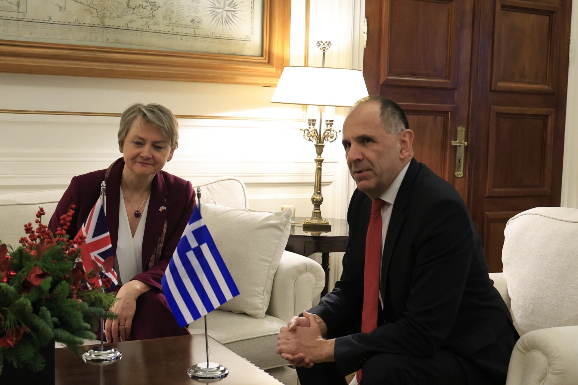 Ο Γεραπετρίτης έθεσε Eurofighter και Γλυπτά Παρθενώνα στην ΥΠΕΞ του Ηνωμένου Βασιλείου