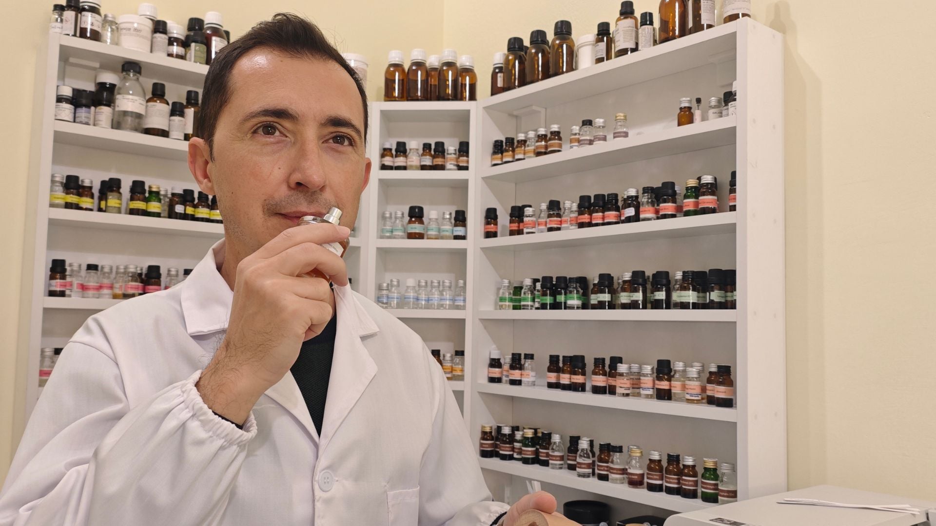 Ιστορίες ζωής σε μικρά μπουκάλια: Ο Γιώργος Κουτσούκος εξηγεί πώς γεννιέται ένα άρωμα αποκλειστικά για σένα