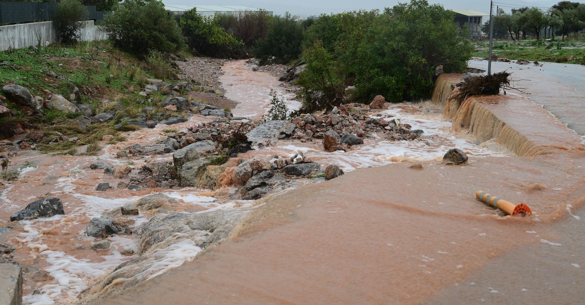 Live για την κακοκαιρία Byron: «Κόκκινη» επικαιροποίηση ΕΜΥ – Μεγάλες καταστροφές στη Δυτική Αττική