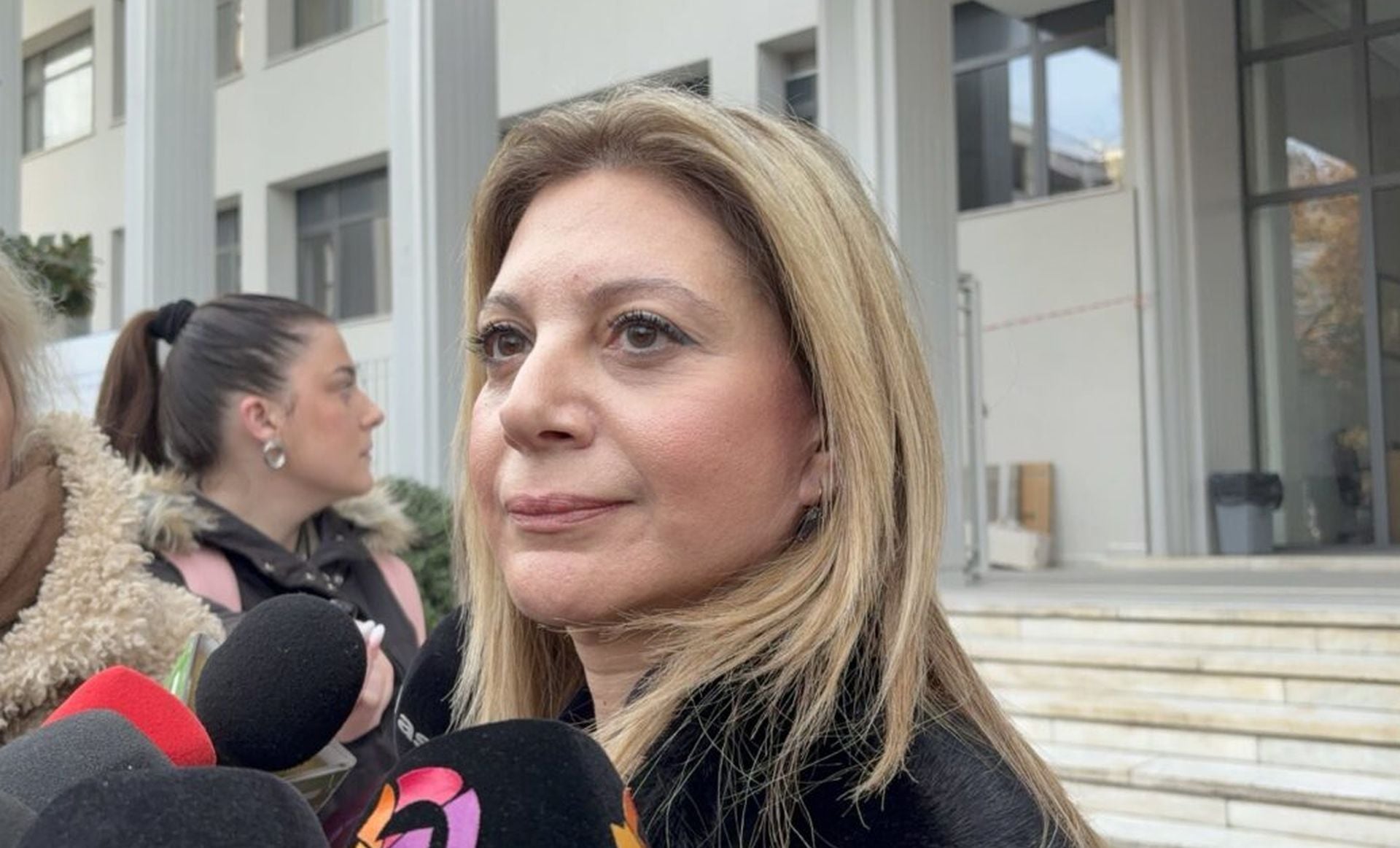 Τέμπη: Live από την δίκη για τα χαμένα βίντεο – Καρυστιανού: «Κρατάω μικρό καλάθι για την δικαιοσύνη»