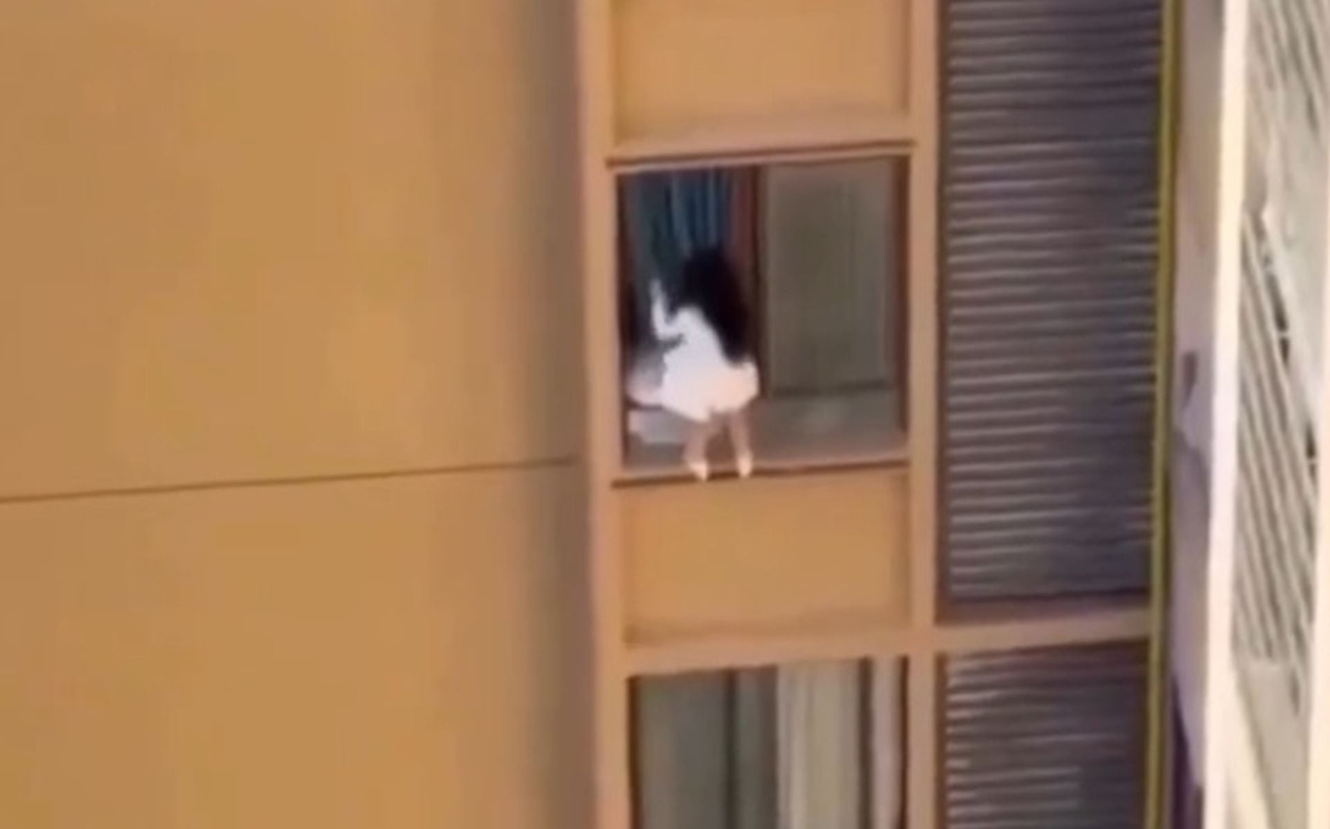 Kίνα: Ερωμένη κρύβεται σε παράθυρο πολυώροφου κτιρίου από την σύζυγο