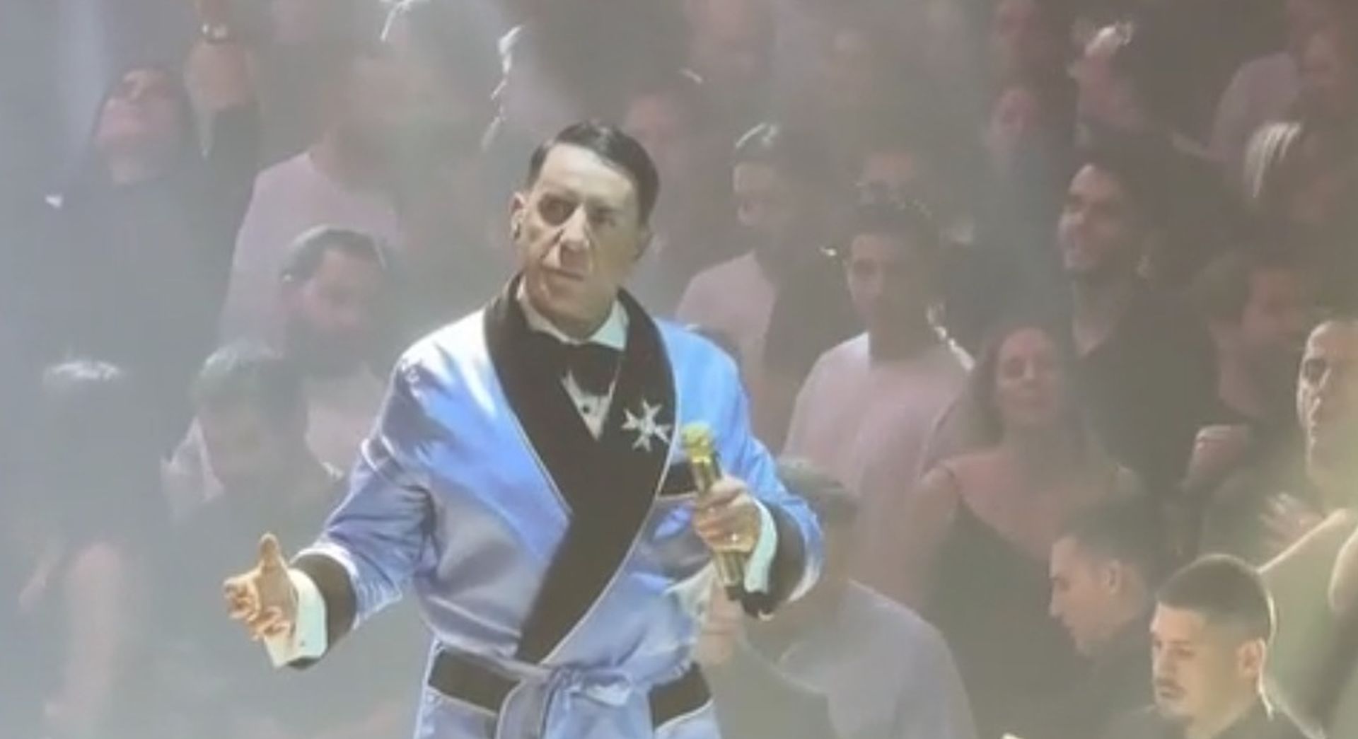 «Είμαι ο Γιώργος ο Μαζωνάκης, ο αληθινός»: Κοσμοσυρροή στην πρεμιέρα