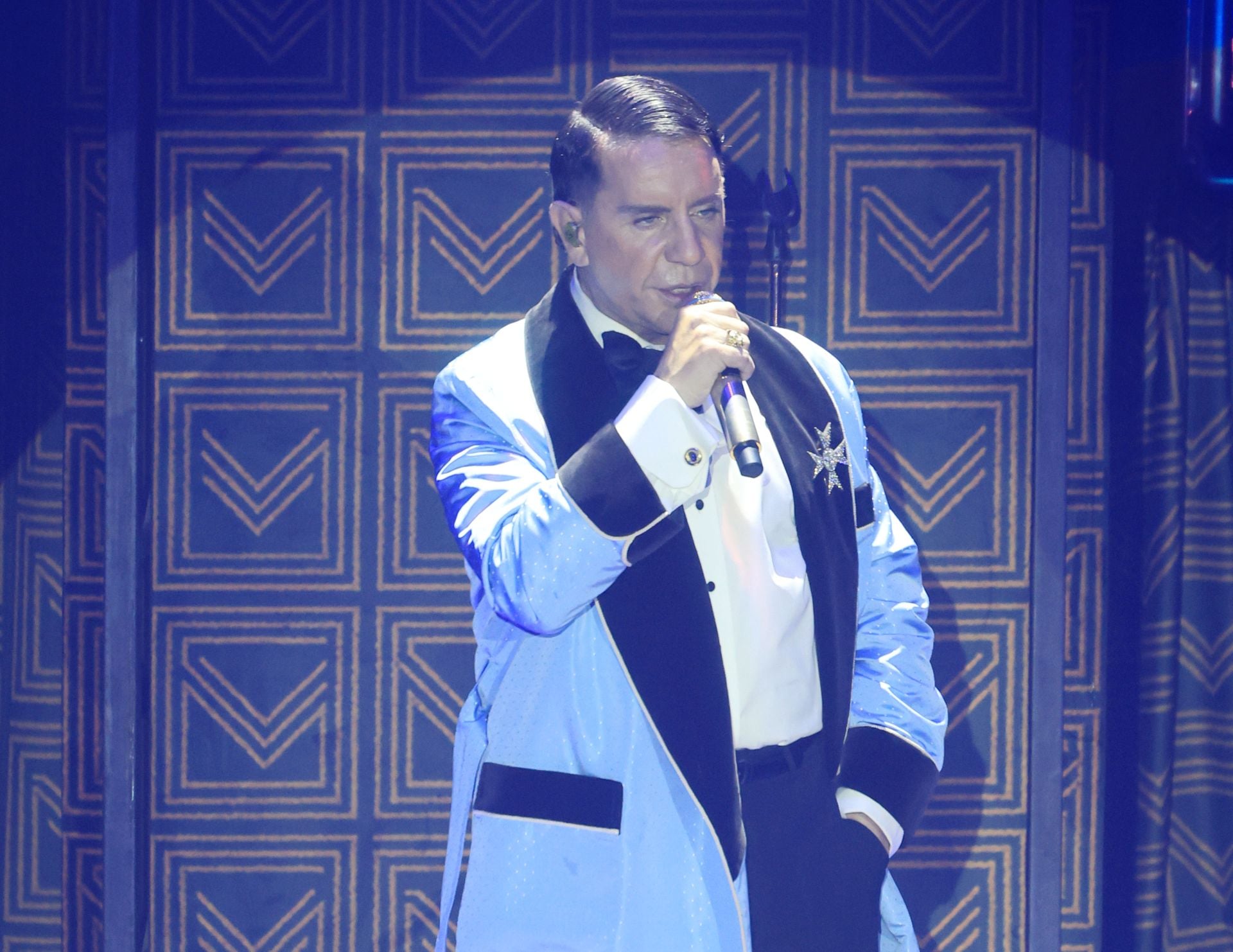 «Είμαι ο Γιώργος ο Μαζωνάκης, ο αληθινός»: Κοσμοσυρροή στην πρεμιέρα