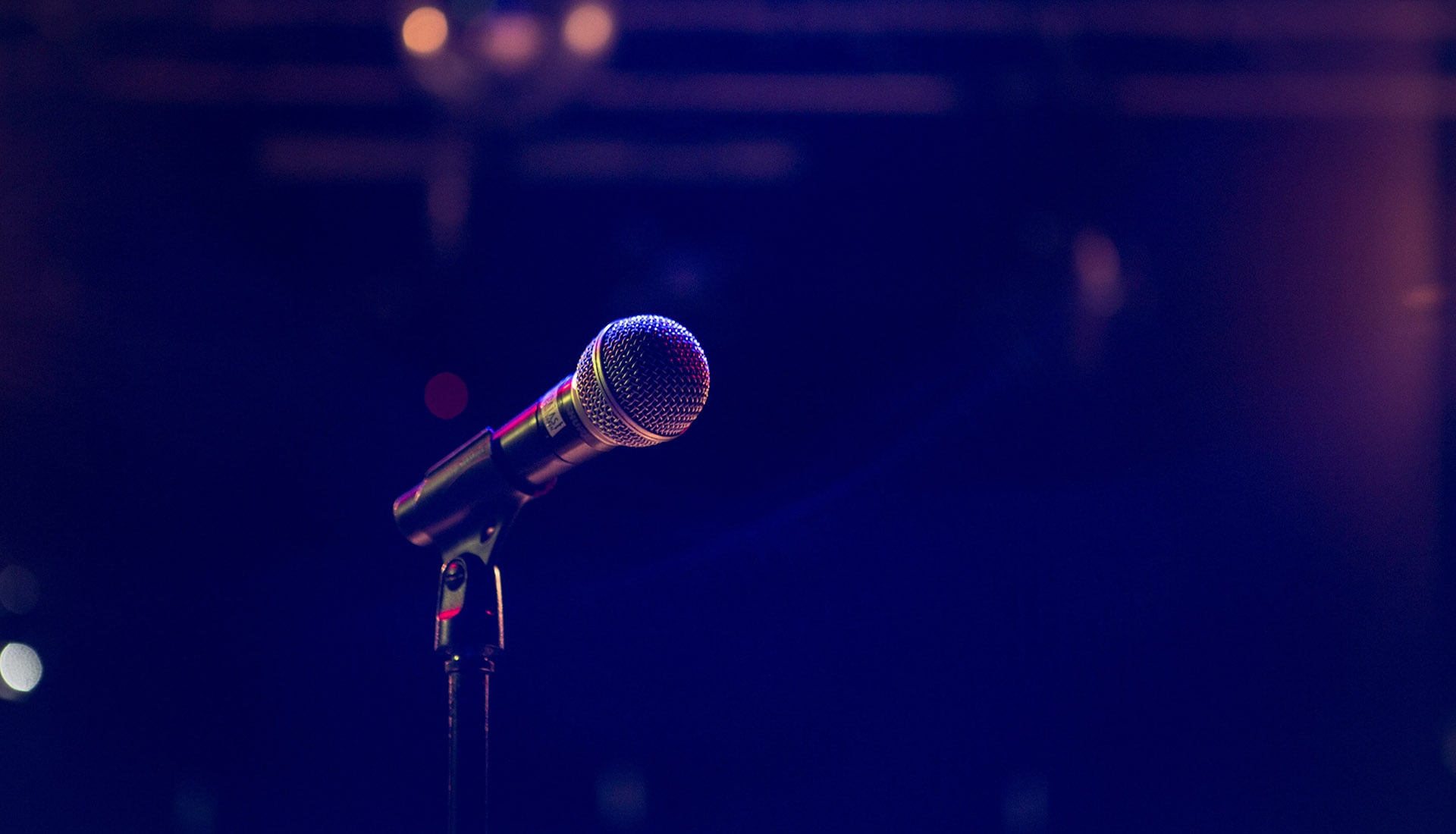 Καταιγιστικές αποκαλύψεις: Δύο καλλιτέχνες κατηγορούν γνωστό τραγουδιστή για ασέλγεια