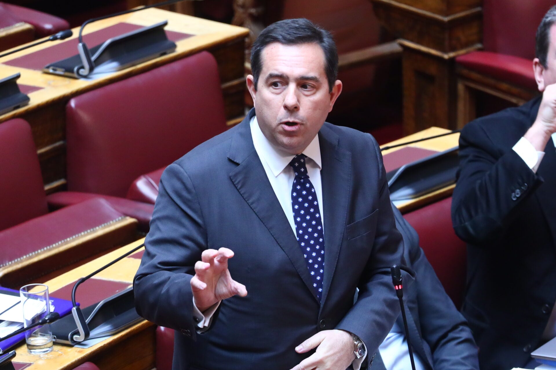 Σόου Μηταράκη στη Βουλή: Μιλούσε στον Θεοδωρικάκο ενώ του απευθυνόταν η Κωνσταντοπούλου