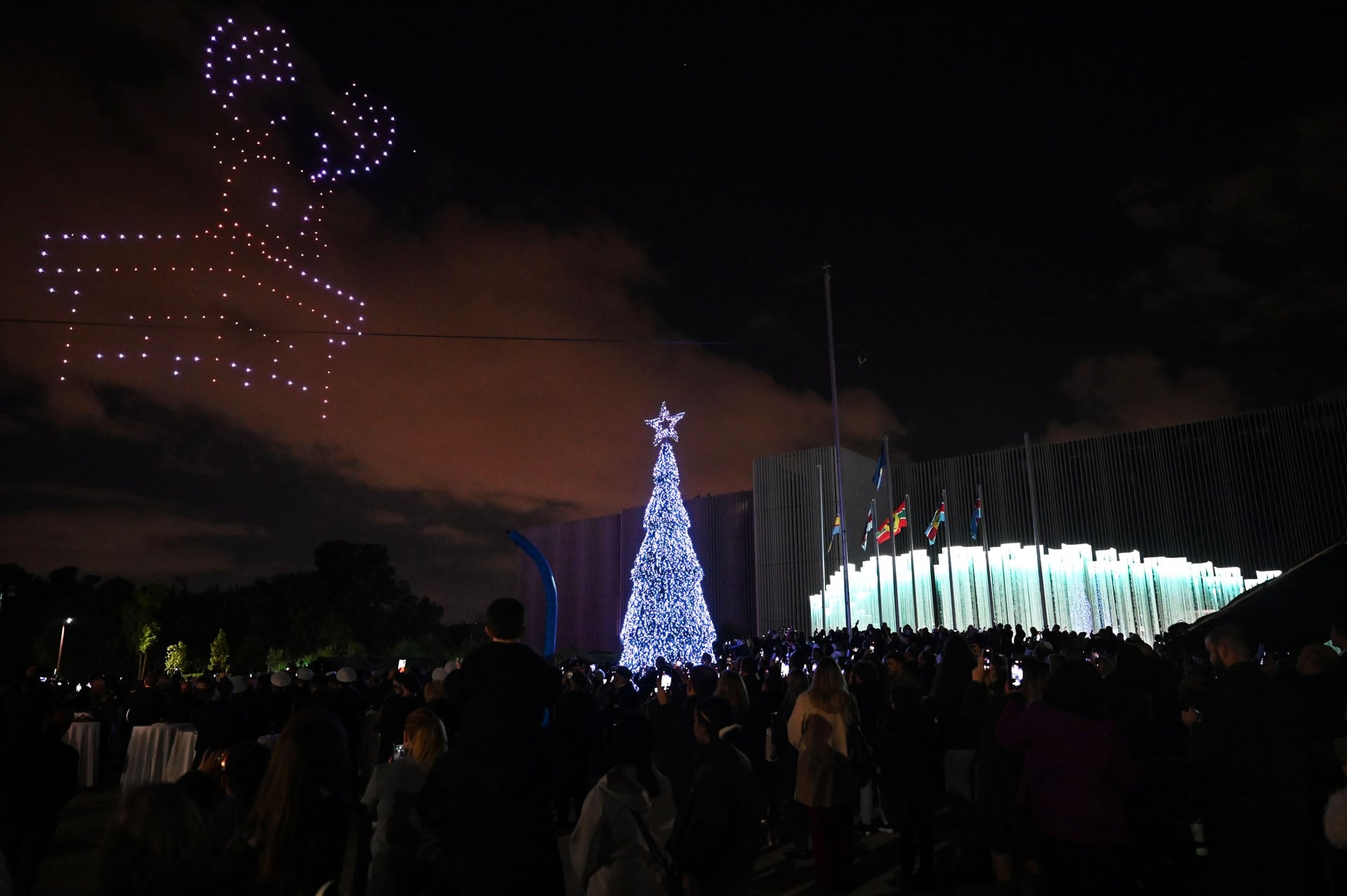 Στρατόπεδο «Παπάγου»: Ο Δένδιας στη φωταγώγηση του χριστουγεννιάτικου δέντρου