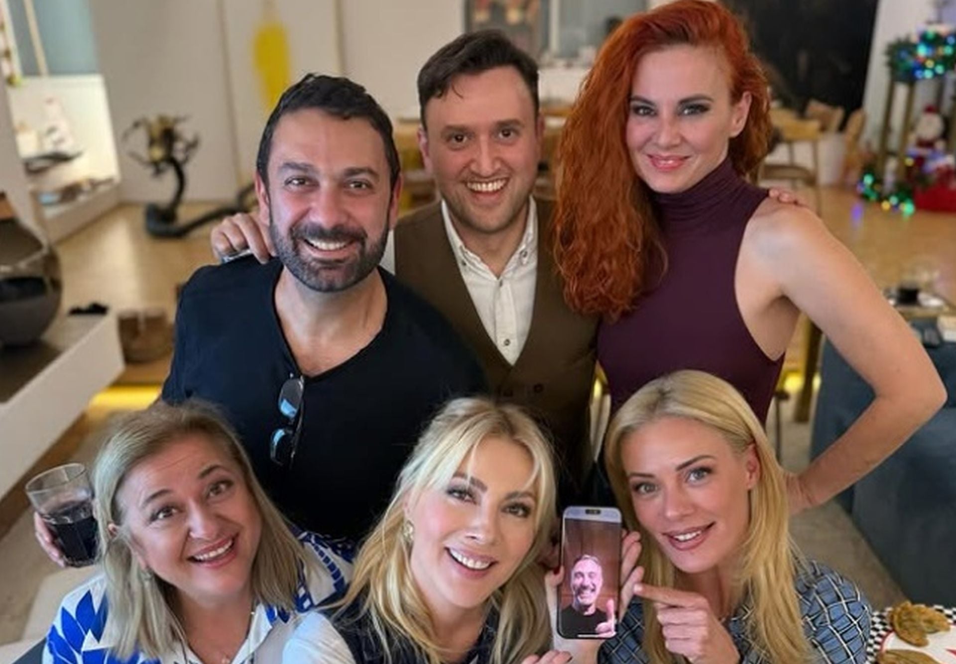 «Στο Πάρα Πέντε»: Μαζί παρακολούθησαν οι πρωταγωνιστές το reunion – «Εκτοξεύτηκε» η τηλεθέαση