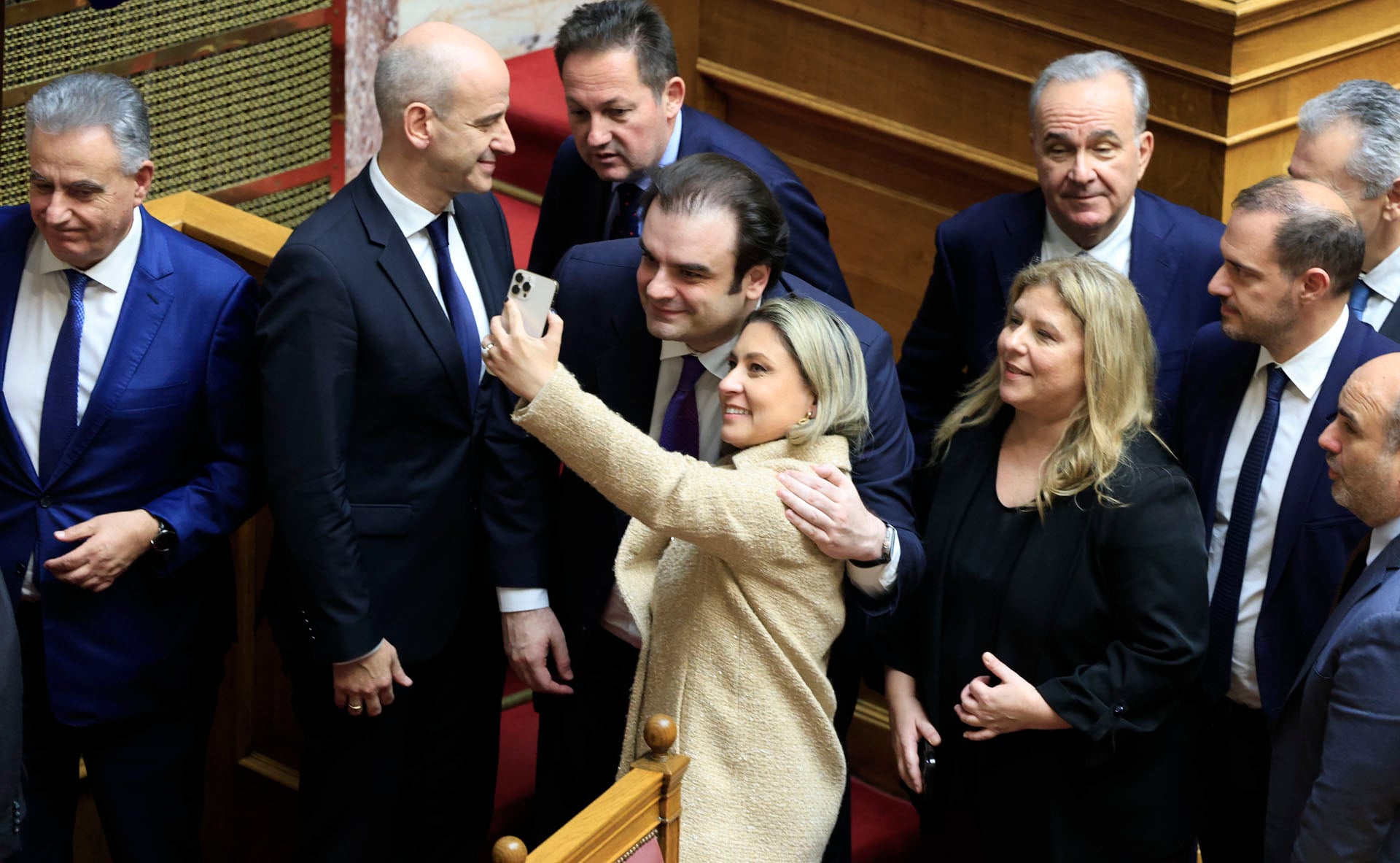 Έτρεχαν όλοι να βγάλουν selfie με τον Πιερρακάκη…