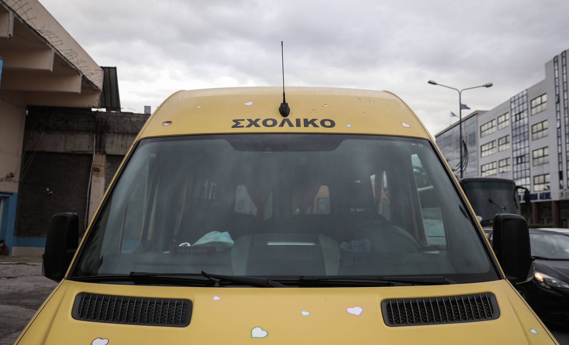 Επιτέθηκε με σφυρί σε σχολικό λεωφορείο με τέσσερις μαθητές στο Κορωπί