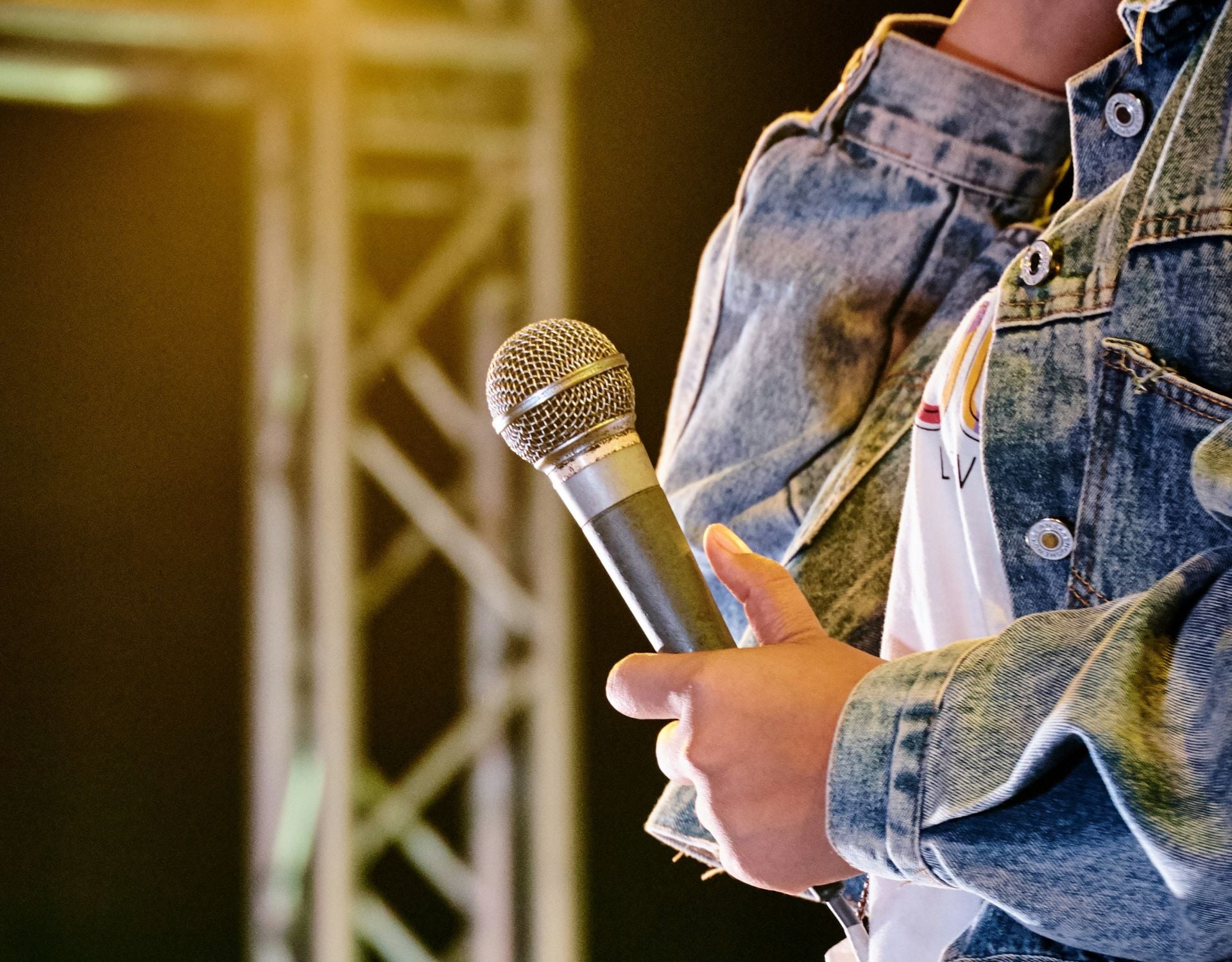 Τι λέει το περιβάλλον του τραγουδιστή που κατηγορείται για σεξουαλική κακοποίηση