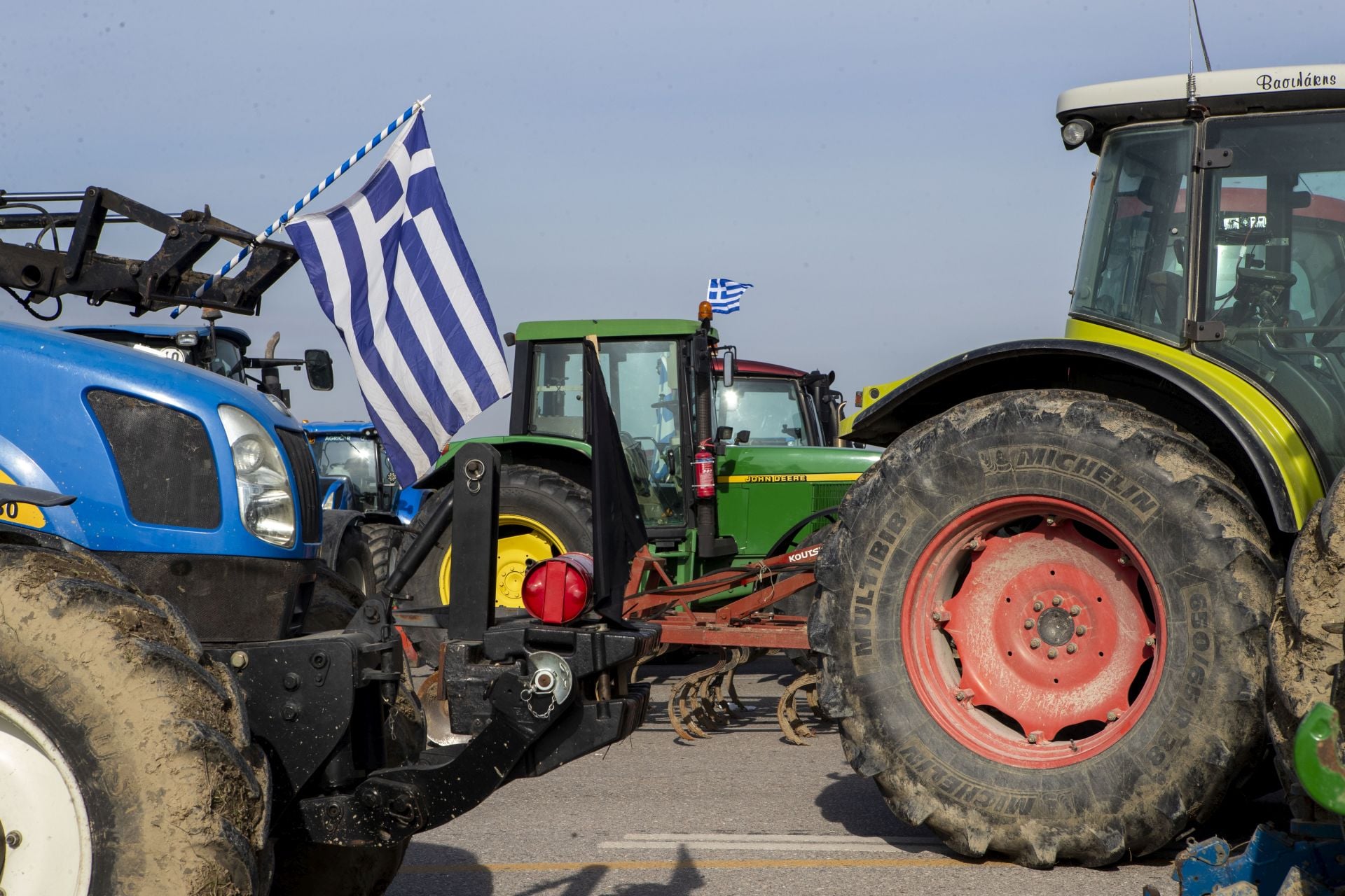 Τρακτέρ και αγρότες στην καρδιά της Θεσσαλονίκης – Αποκλείουν το λιμάνι