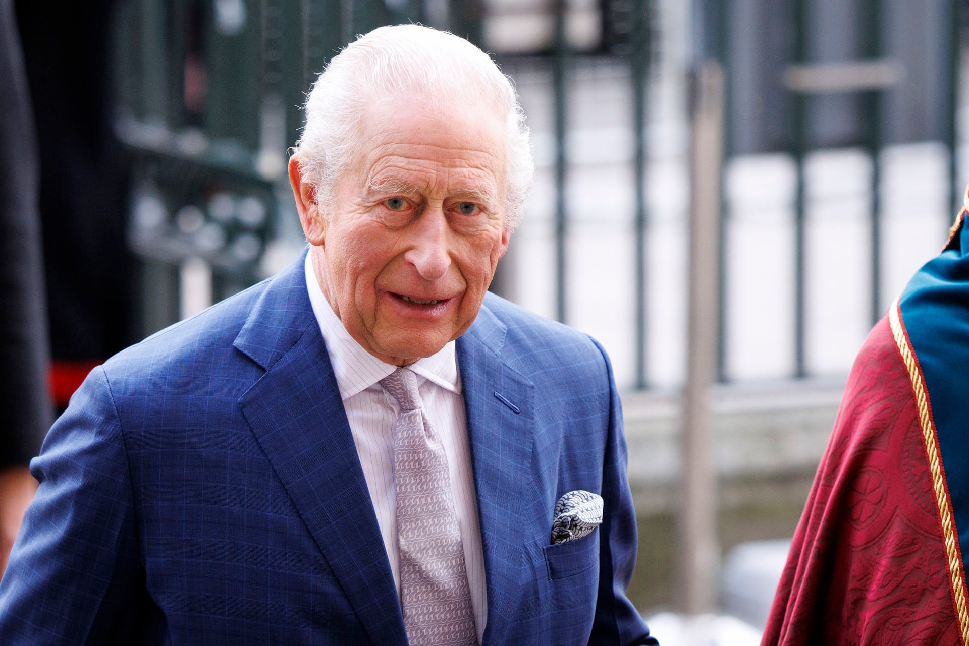 Ο βασιλιάς Κάρολος ανακοίνωσε ότι ανταποκρίθηκε καλά στη θεραπεία για τον καρκίνο