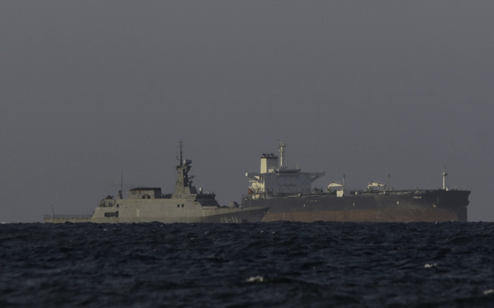 «Μυρίζει μπαρούτι» στην Καραϊβική – Πολεμικά πλοία της Βενεζουέλας συνοδεύουν πετρελαιοφόρα