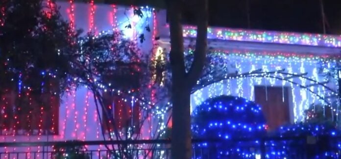 Σπίτι στο Χαλάνδρι με χιλιάδες χριστουγεννιάτικα λαμπιόνια