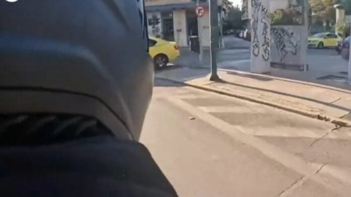 Μηχανόβιος στα στενά της Αθήνας