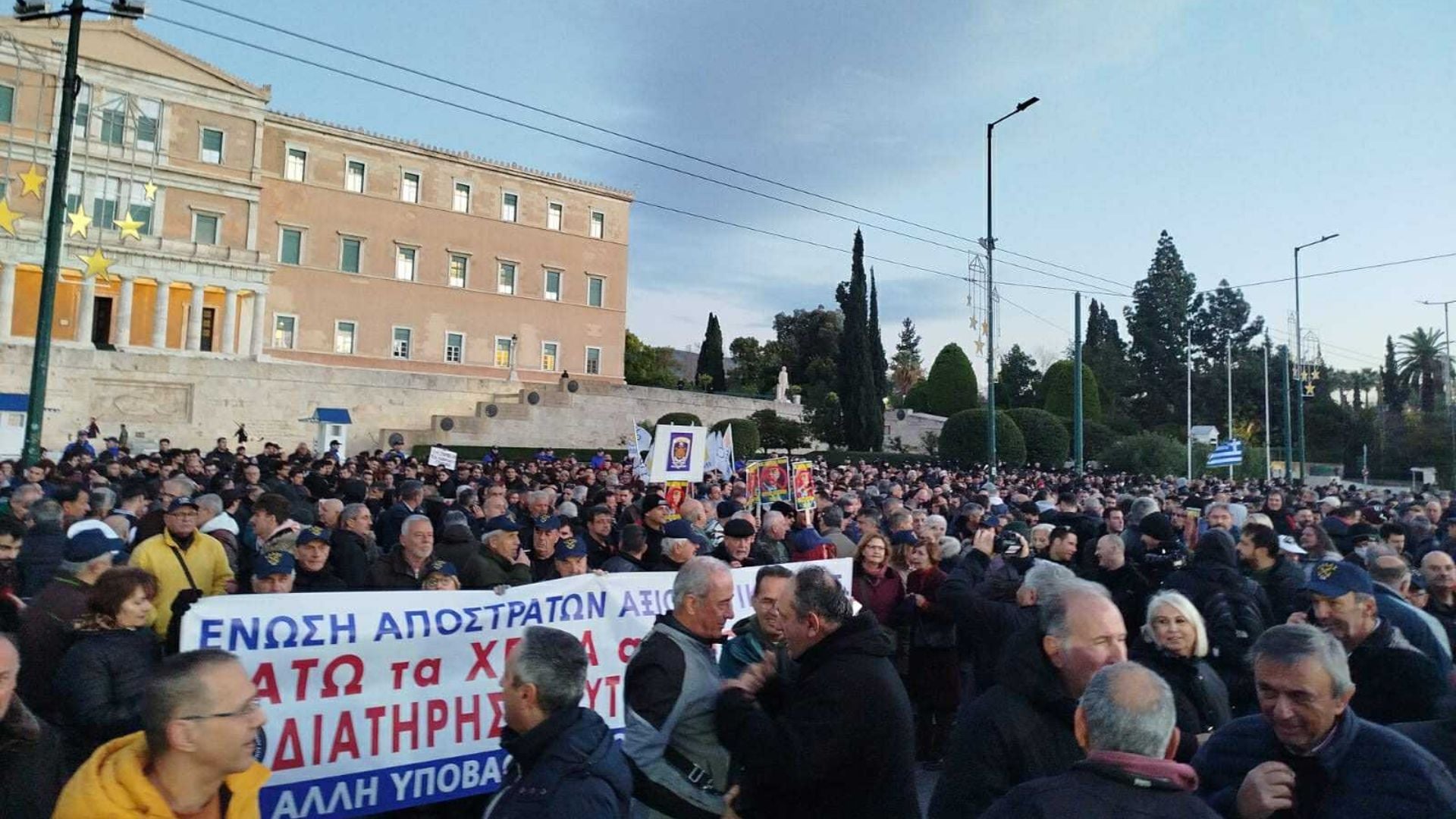 Μεγάλη συγκέντρωση στρατιωτικών έξω από τη Βουλή