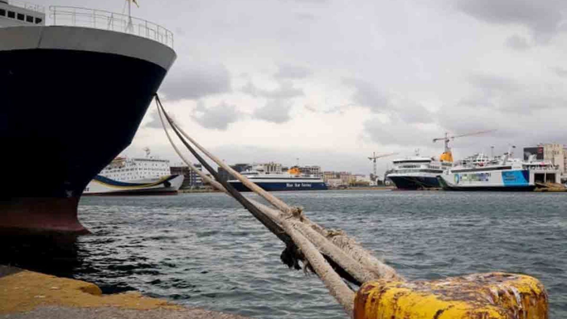 «Δεμένα» τα πλοία στα λιμάνια Πειραιά, Ραφήνας και Λαυρίου